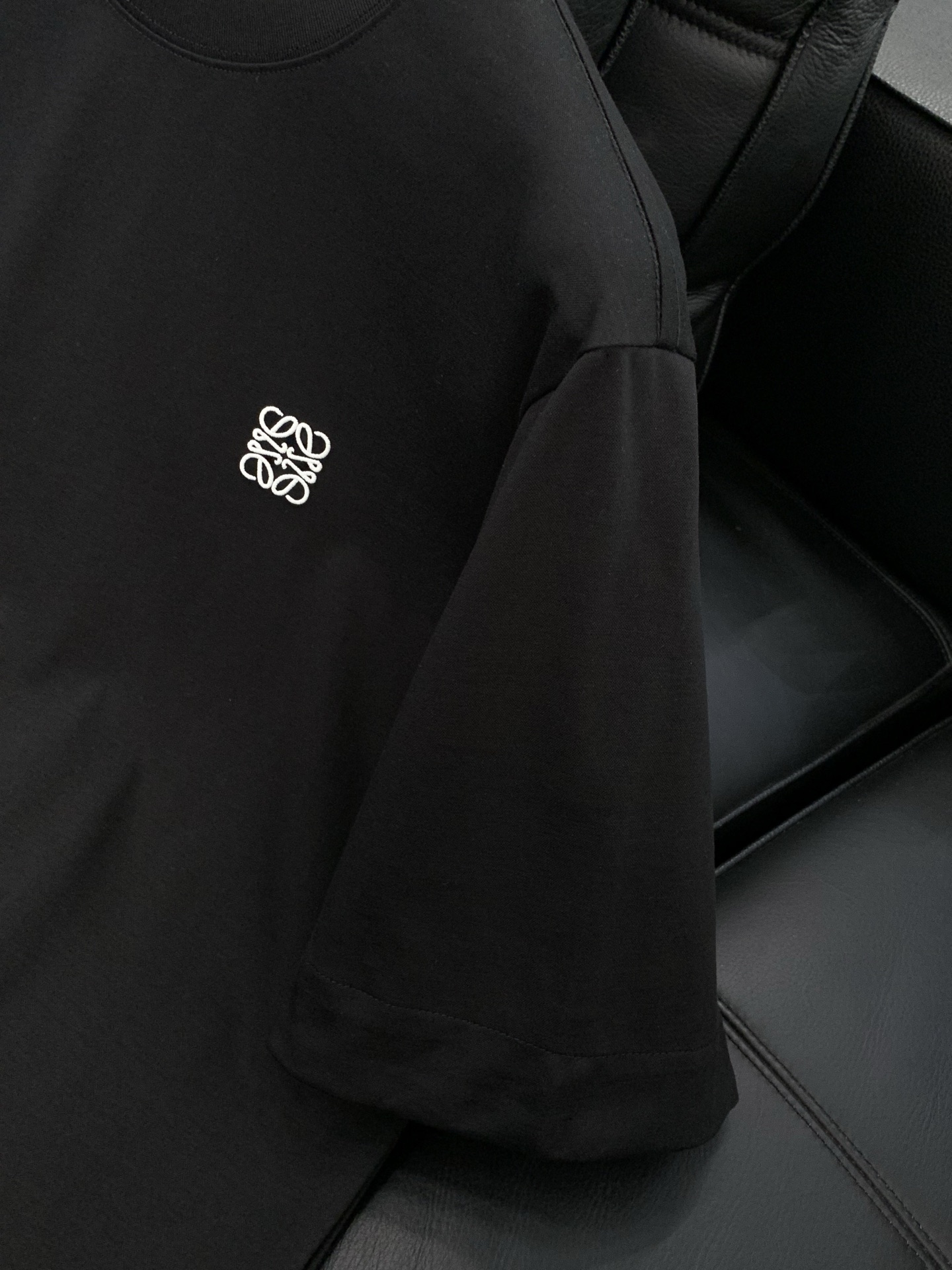 ，Loewe 罗意威，2026春夏最新款，专柜同步有售，原单狠货，时尚休闲圆领短袖T恤，上身很有特点！吸