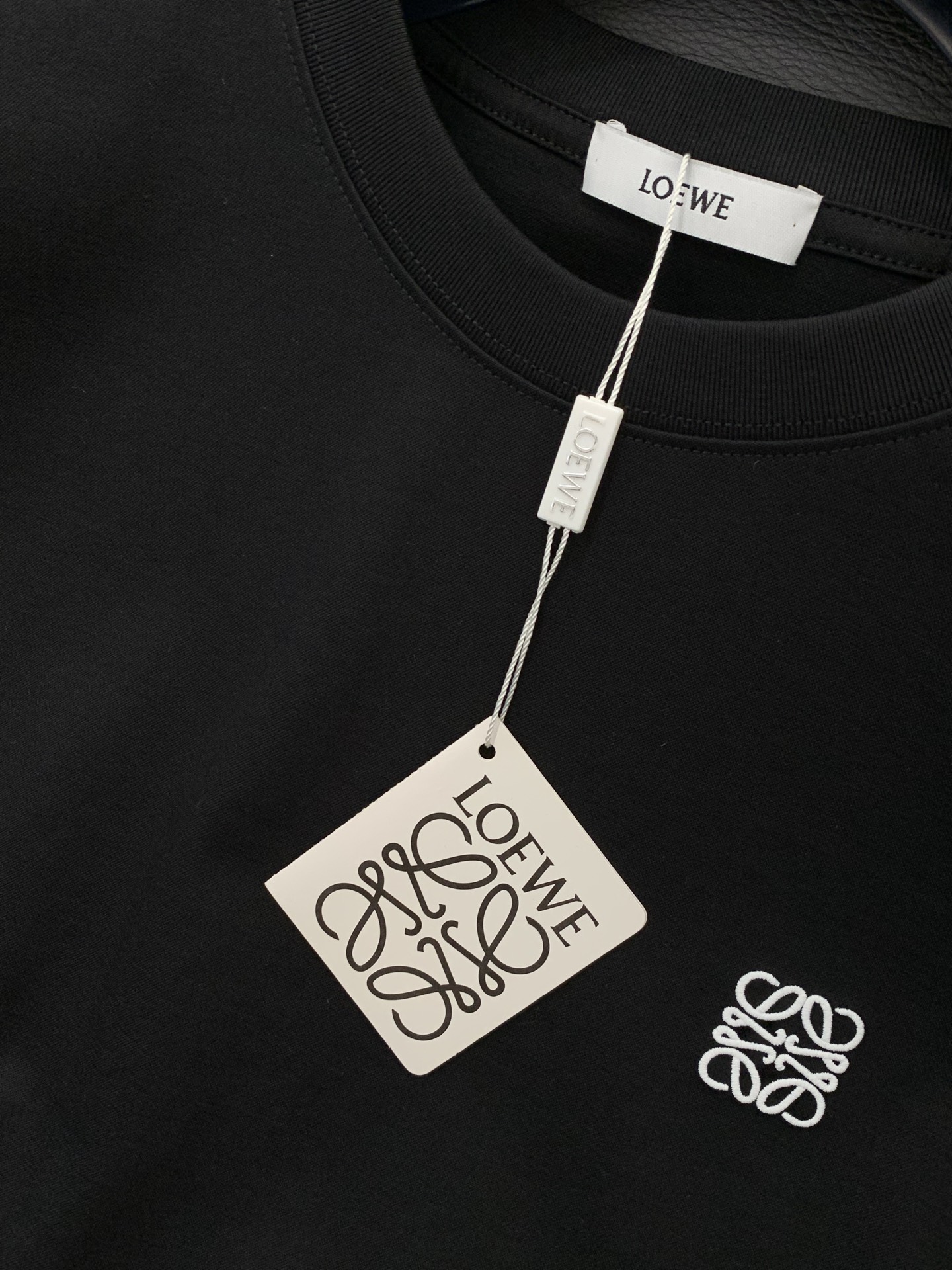 ，Loewe 罗意威，2026春夏最新款，专柜同步有售，原单狠货，时尚休闲圆领短袖T恤，上身很有特点！吸