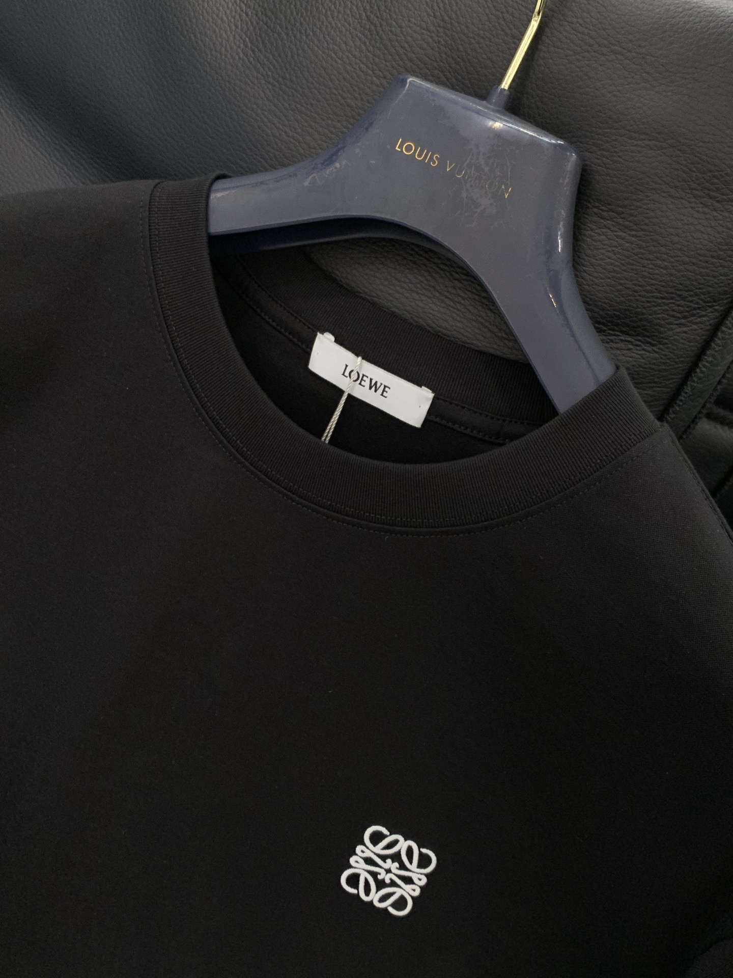 ，Loewe 罗意威，2026春夏最新款，专柜同步有售，原单狠货，时尚休闲圆领短袖T恤，上身很有特点！吸