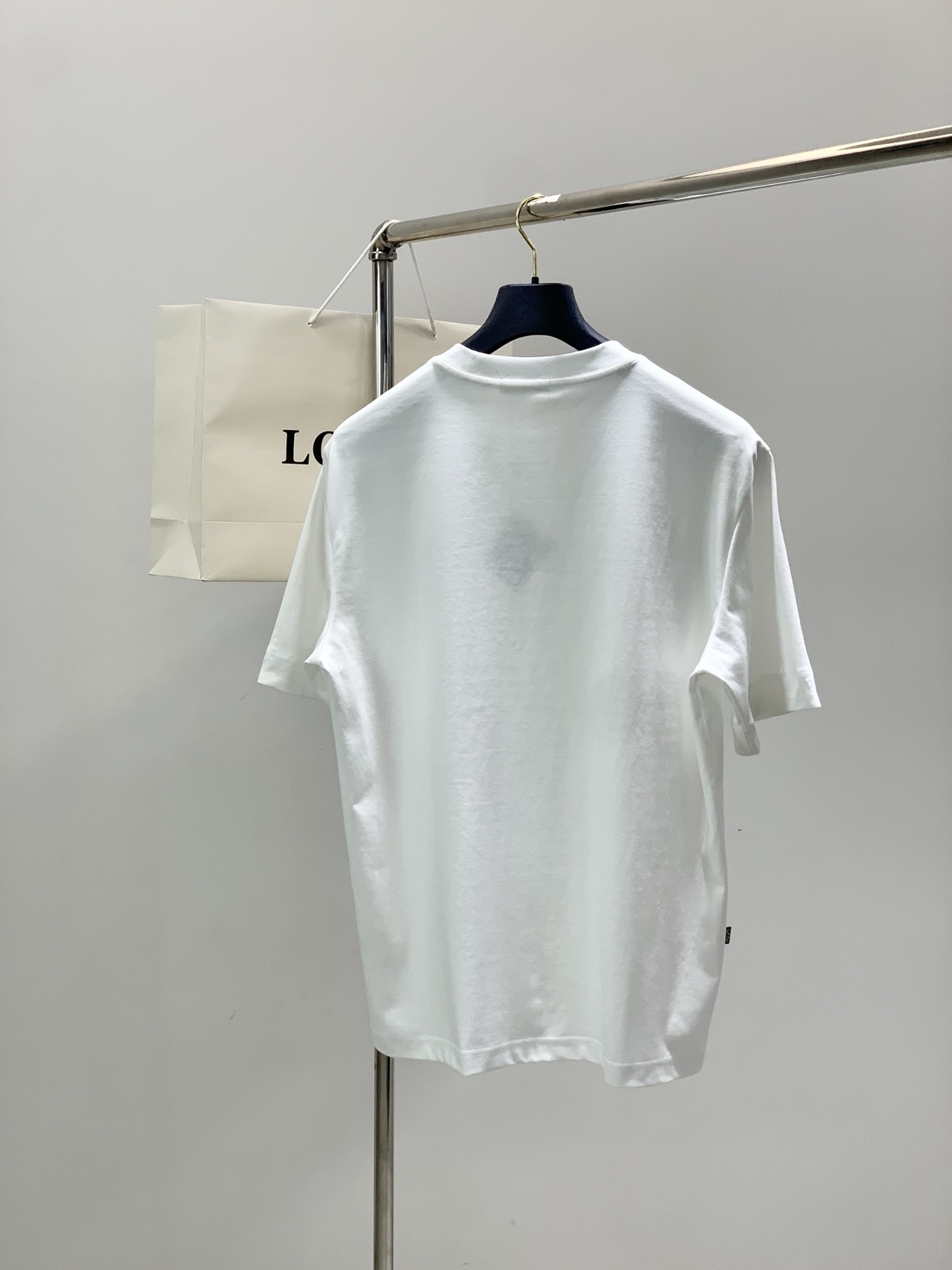 ，Loewe 罗意威，2026春夏最新款，专柜同步有售，原单狠货，时尚休闲圆领短袖T恤，上身很有特点！吸