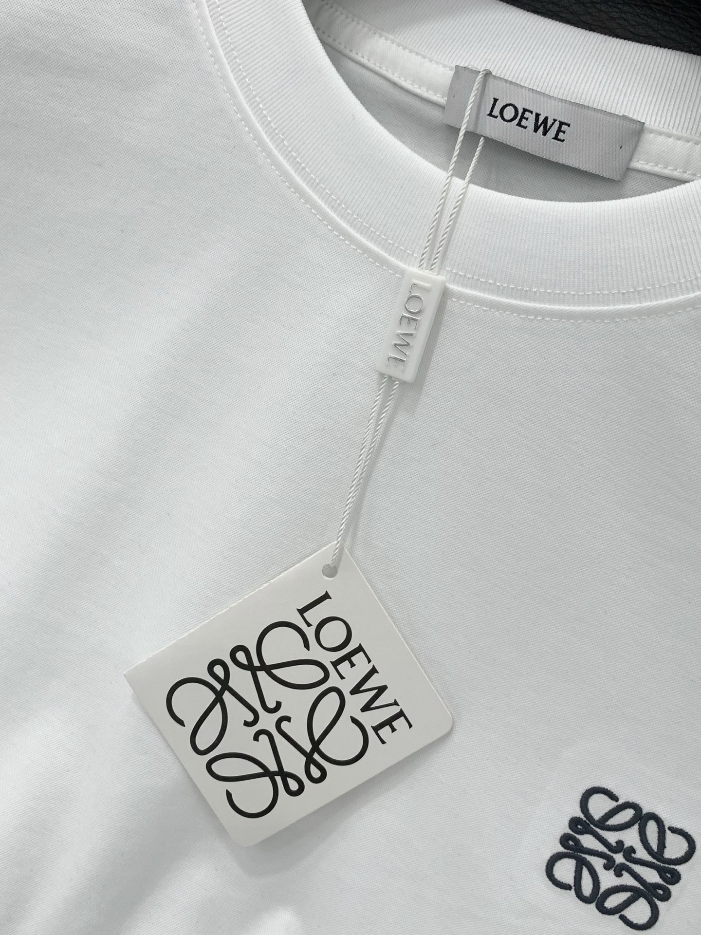 ，Loewe 罗意威，2026春夏最新款，专柜同步有售，原单狠货，时尚休闲圆领短袖T恤，上身很有特点！吸