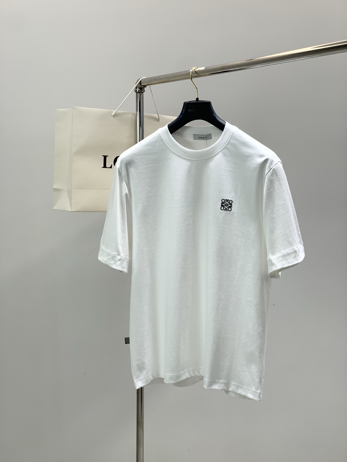 ，Loewe 罗意威，2026春夏最新款，专柜同步有售，原单狠货，时尚休闲圆领短袖T恤，上身很有特点！吸