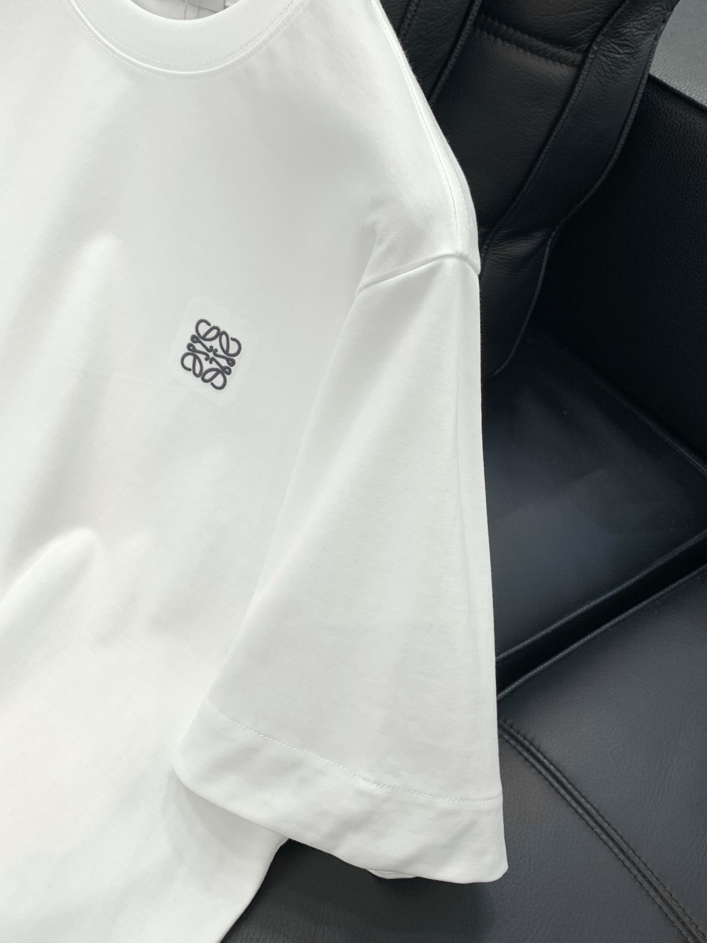 ，Loewe 罗意威，2026春夏最新款，专柜同步有售，原单狠货，时尚休闲圆领短袖T恤，上身很有特点！吸