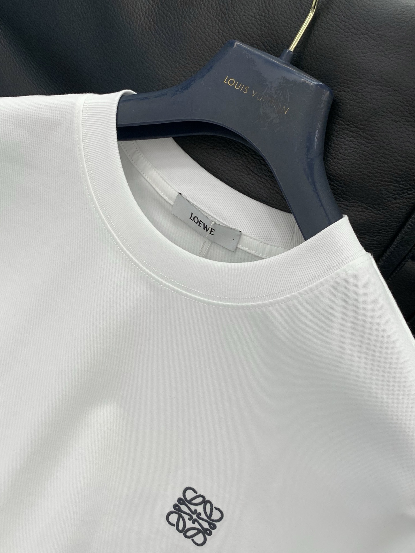 ，Loewe 罗意威，2026春夏最新款，专柜同步有售，原单狠货，时尚休闲圆领短袖T恤，上身很有特点！吸