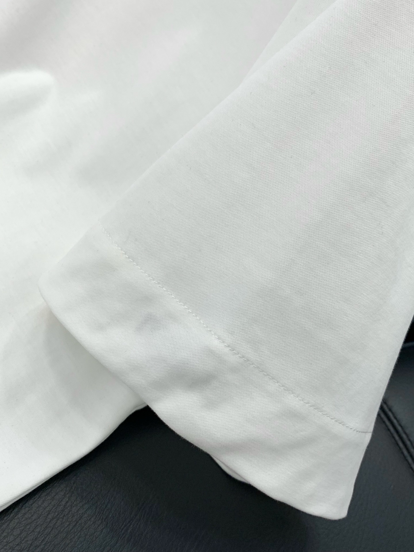 ，Loewe 罗意威，2026春夏最新款，专柜同步有售，原单狠货，时尚休闲圆领短袖T恤，上身很有特点！吸