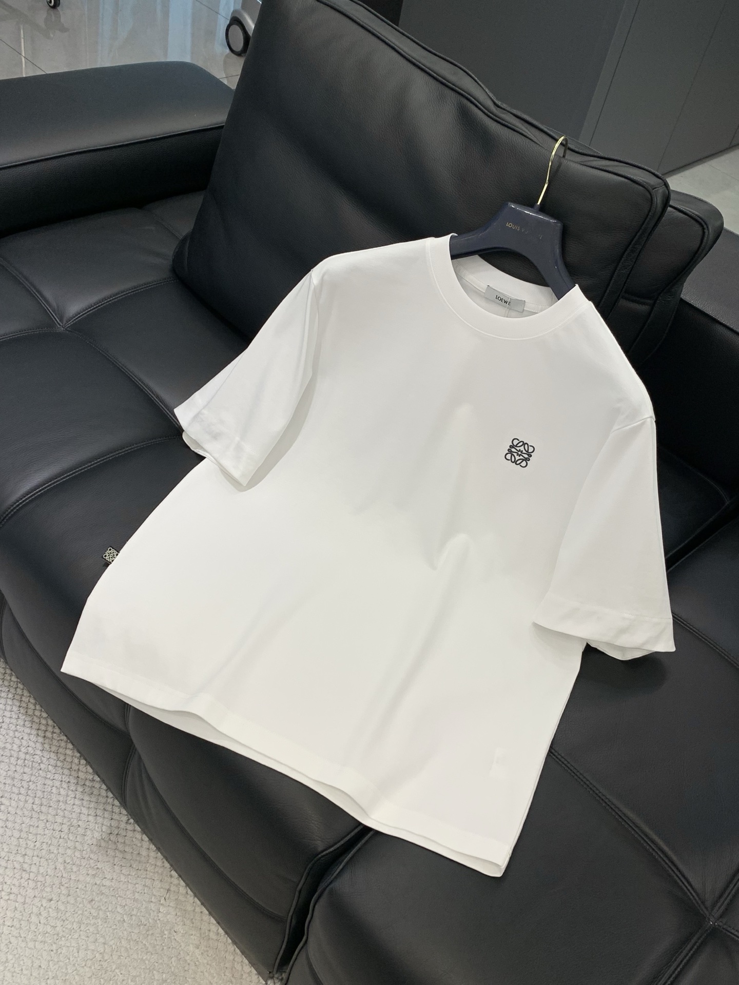 ，Loewe 罗意威，2026春夏最新款，专柜同步有售，原单狠货，时尚休闲圆领短袖T恤，上身很有特点！吸