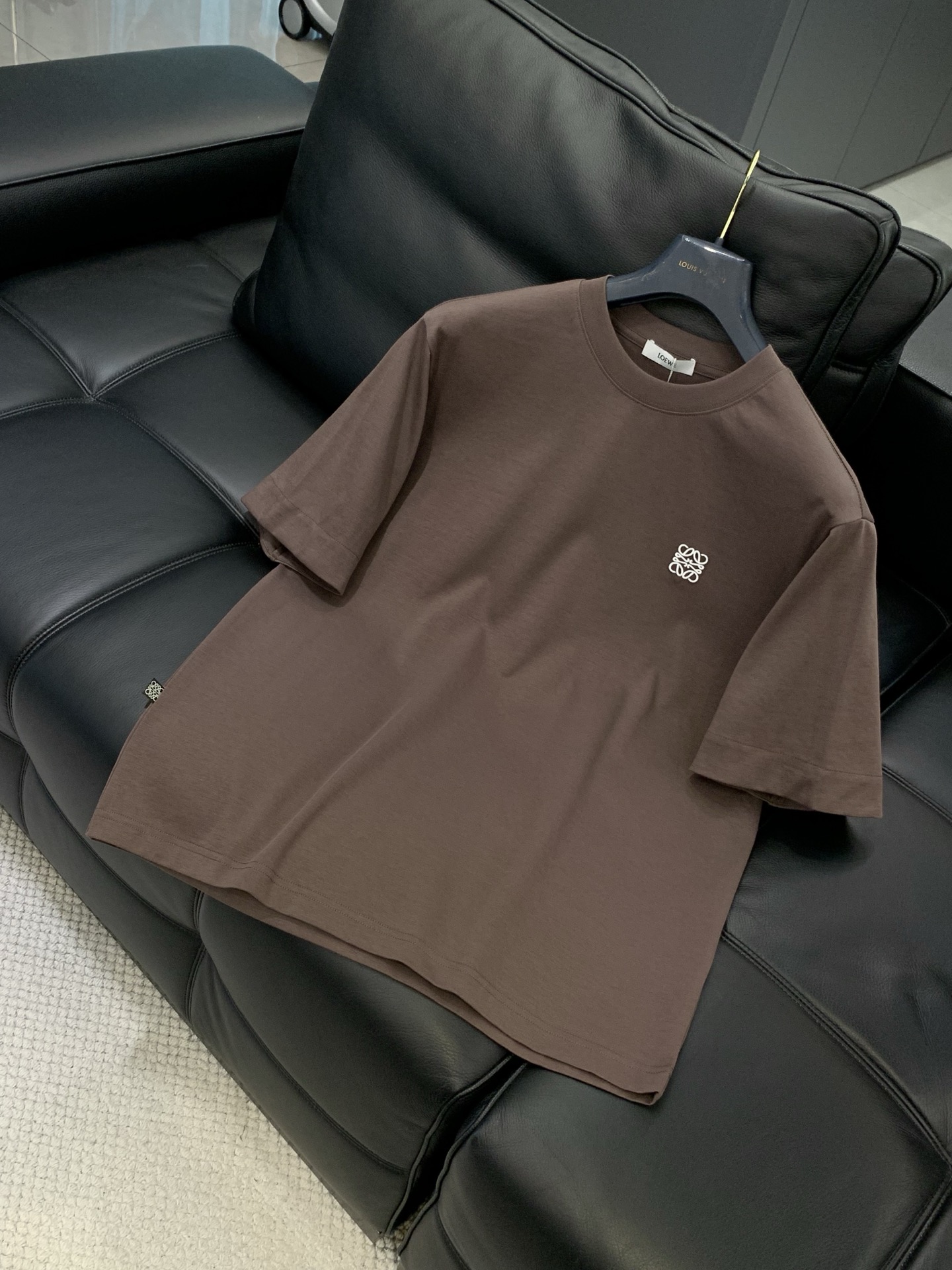 ，Loewe 罗意威，2026春夏最新款，专柜同步有售，原单狠货，时尚休闲圆领短袖T恤，上身很有特点！吸