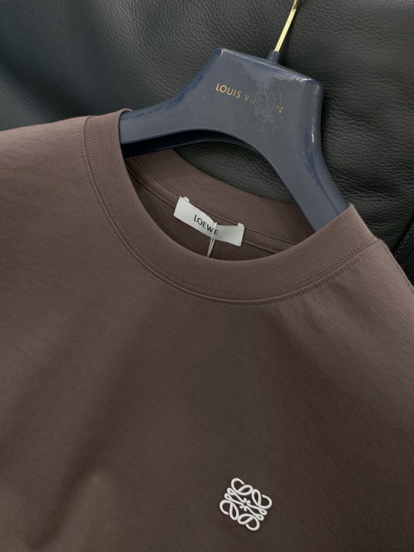 ，Loewe 罗意威，2026春夏最新款，专柜同步有售，原单狠货，时尚休闲圆领短袖T恤，上身很有特点！吸