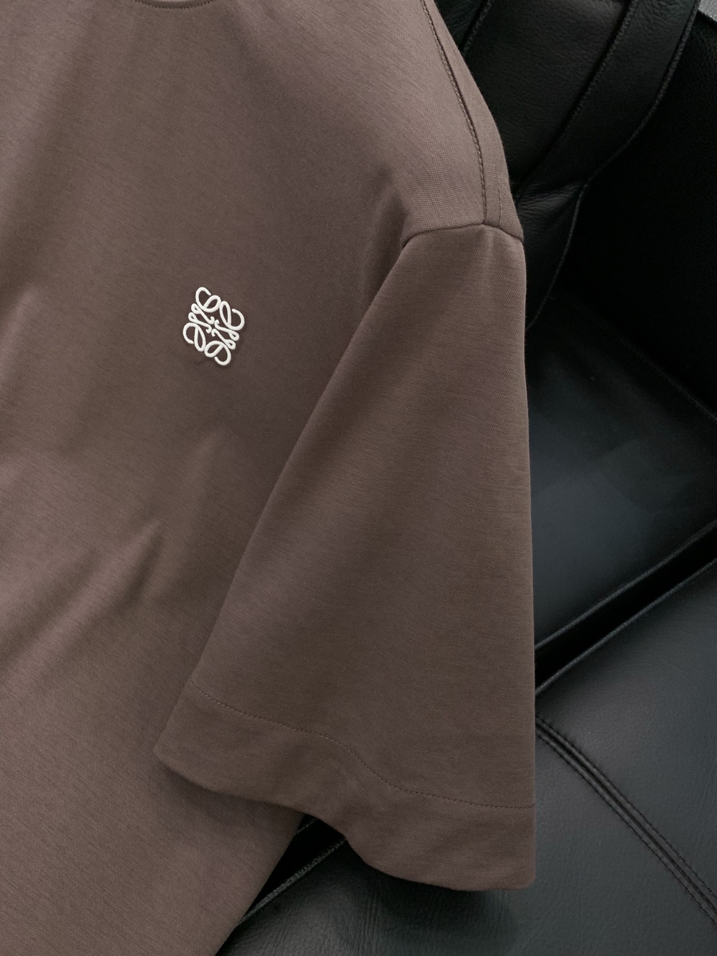 ，Loewe 罗意威，2026春夏最新款，专柜同步有售，原单狠货，时尚休闲圆领短袖T恤，上身很有特点！吸