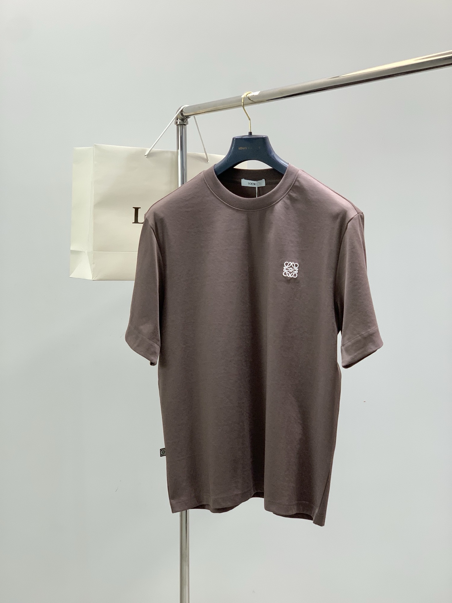 ，Loewe 罗意威，2026春夏最新款，专柜同步有售，原单狠货，时尚休闲圆领短袖T恤，上身很有特点！吸