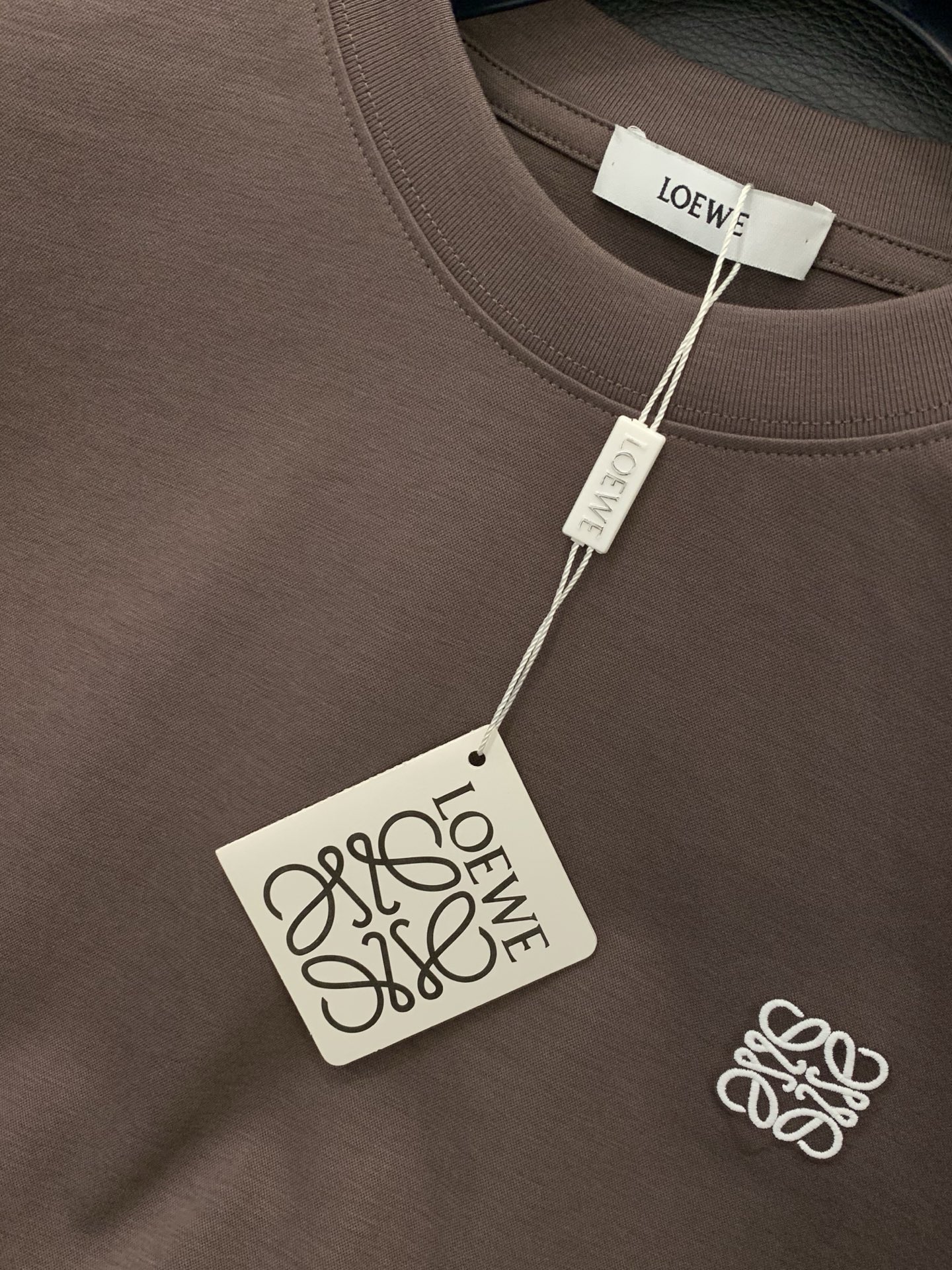 ，Loewe 罗意威，2026春夏最新款，专柜同步有售，原单狠货，时尚休闲圆领短袖T恤，上身很有特点！吸
