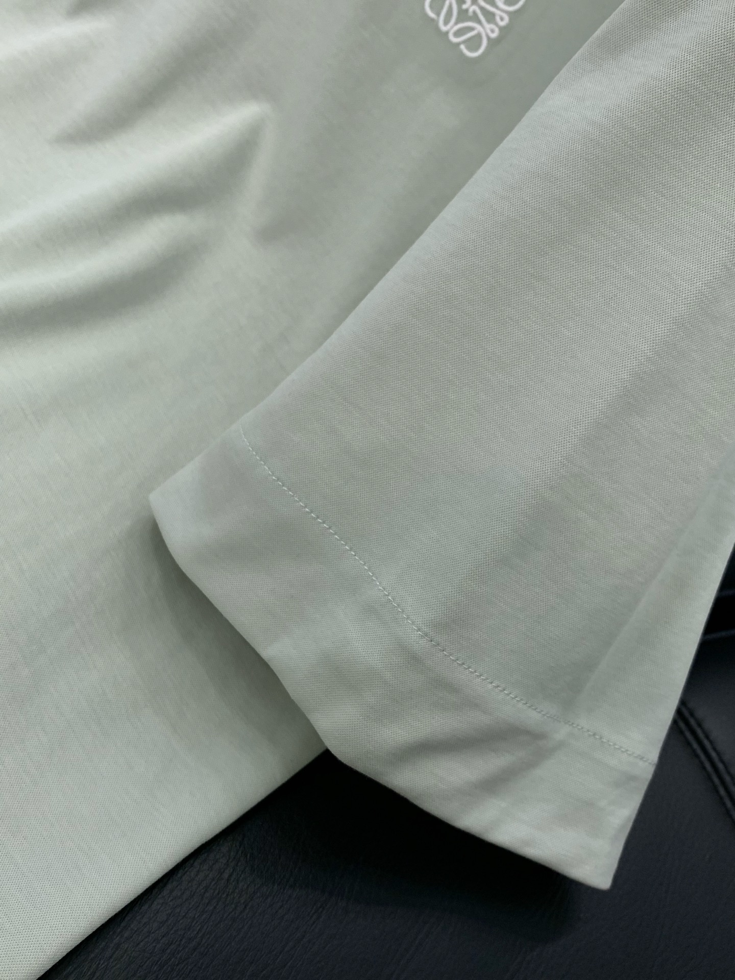 ，Loewe 罗意威，2026春夏最新款，专柜同步有售，原单狠货，时尚休闲圆领短袖T恤，上身很有特点！吸