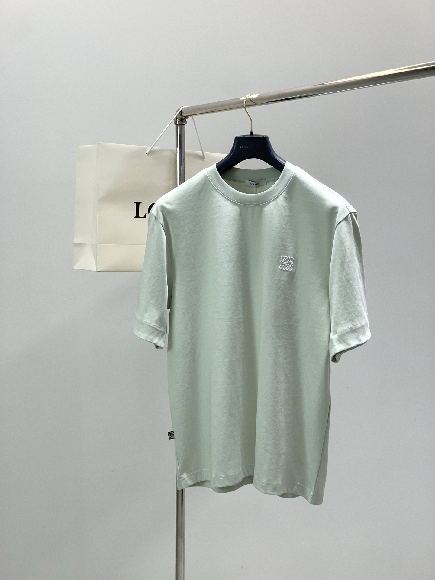 ，Loewe 罗意威，2026春夏最新款，专柜同步有售，原单狠货，时尚休闲圆领短袖T恤，上身很有特点！吸