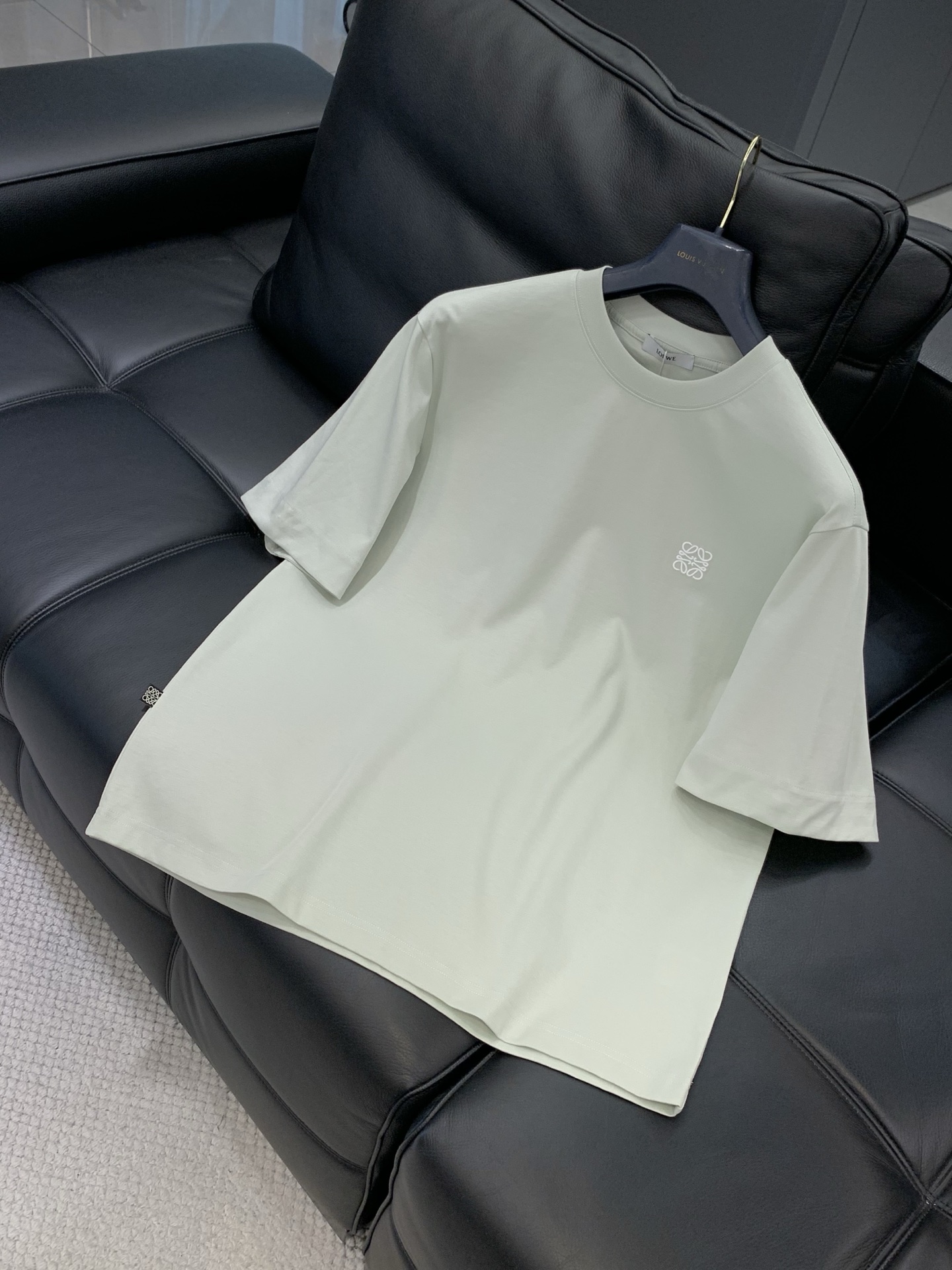 ，Loewe 罗意威，2026春夏最新款，专柜同步有售，原单狠货，时尚休闲圆领短袖T恤，上身很有特点！吸