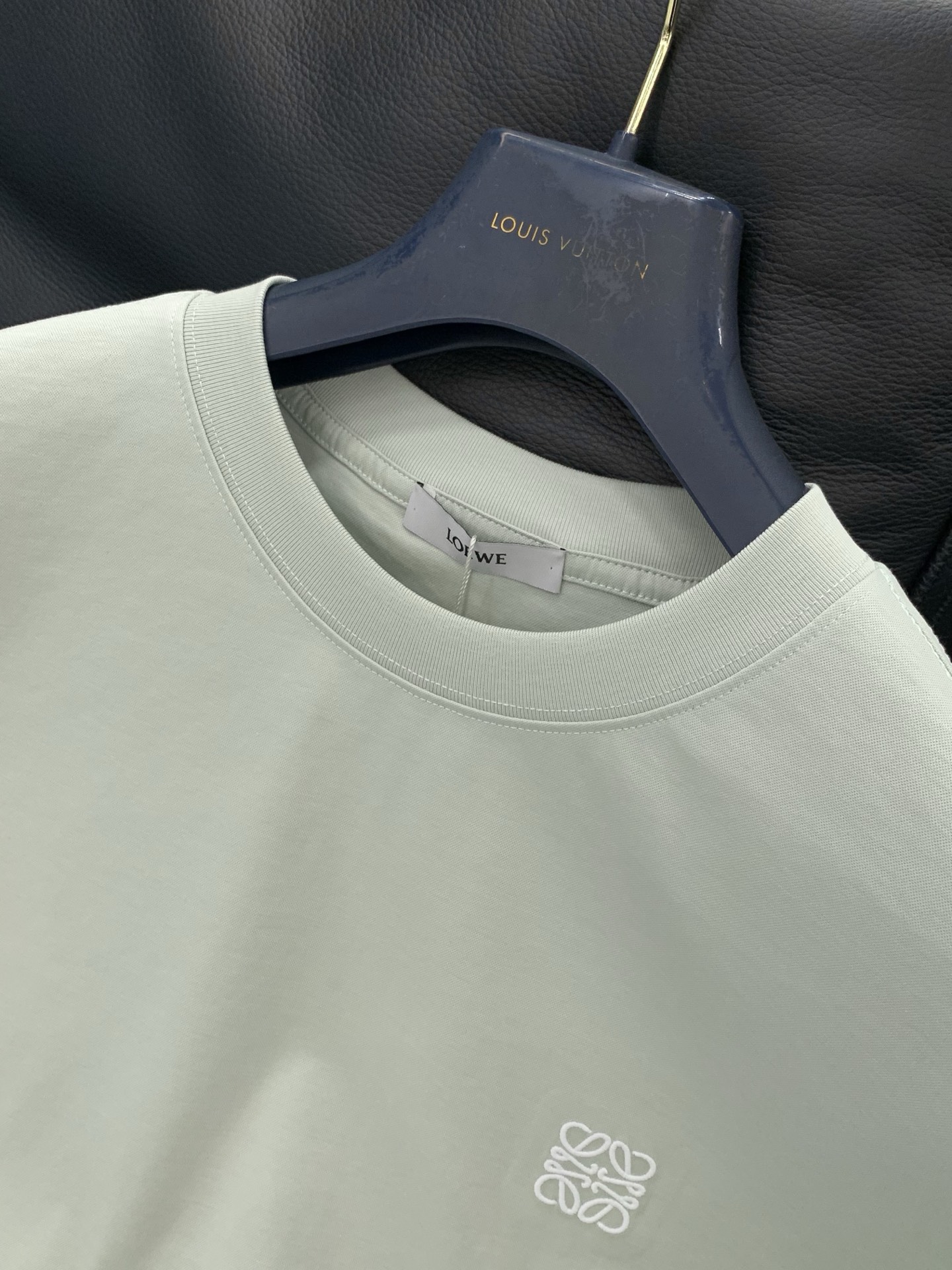 ，Loewe 罗意威，2026春夏最新款，专柜同步有售，原单狠货，时尚休闲圆领短袖T恤，上身很有特点！吸