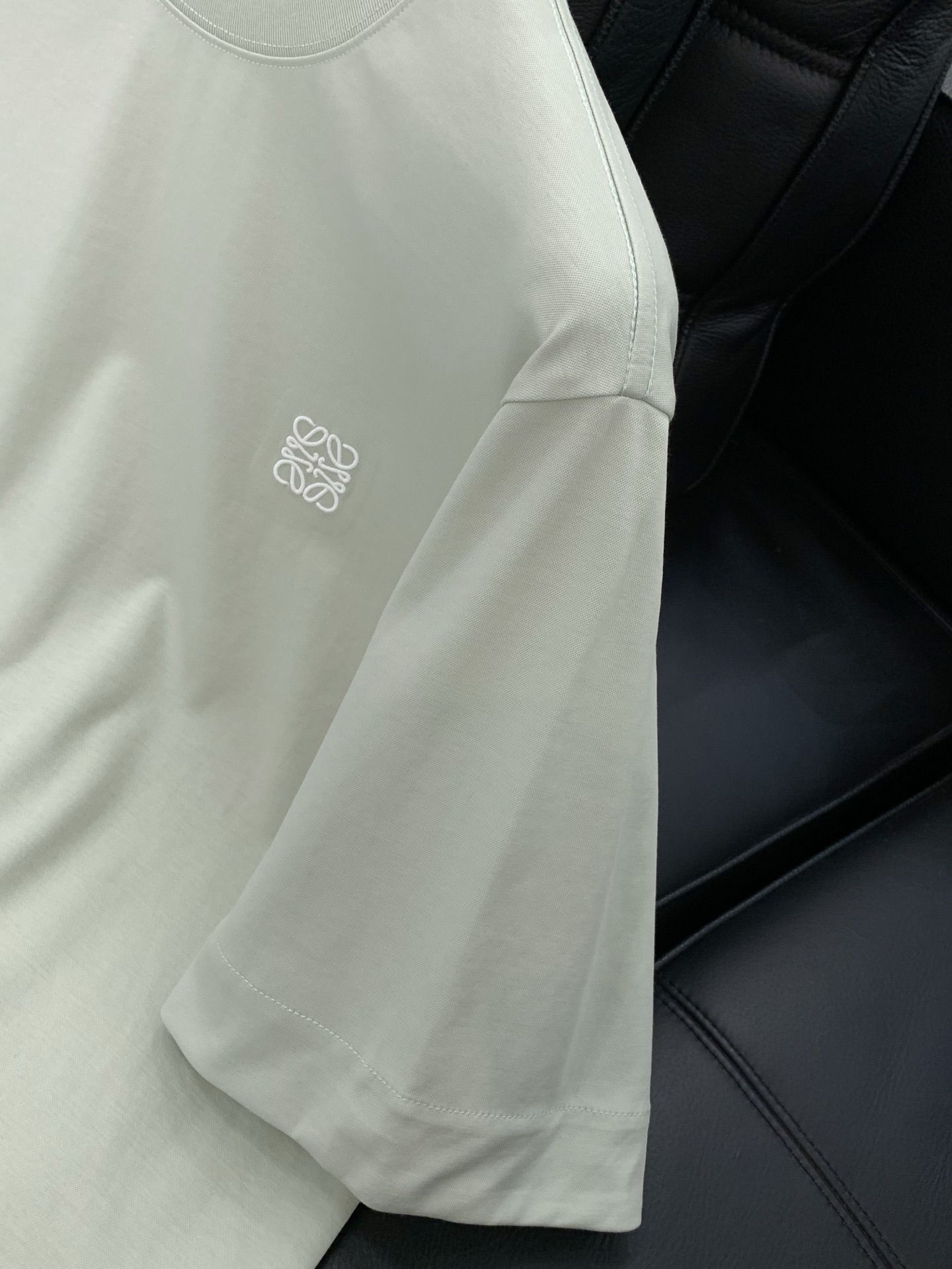 ，Loewe 罗意威，2026春夏最新款，专柜同步有售，原单狠货，时尚休闲圆领短袖T恤，上身很有特点！吸