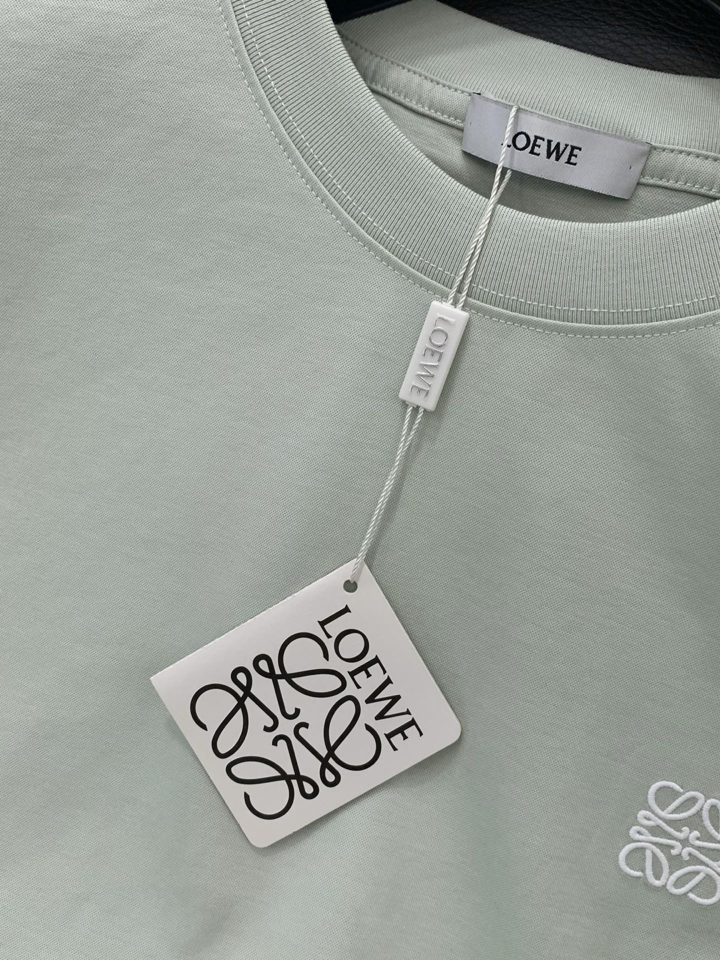 ，Loewe 罗意威，2026春夏最新款，专柜同步有售，原单狠货，时尚休闲圆领短袖T恤，上身很有特点！吸