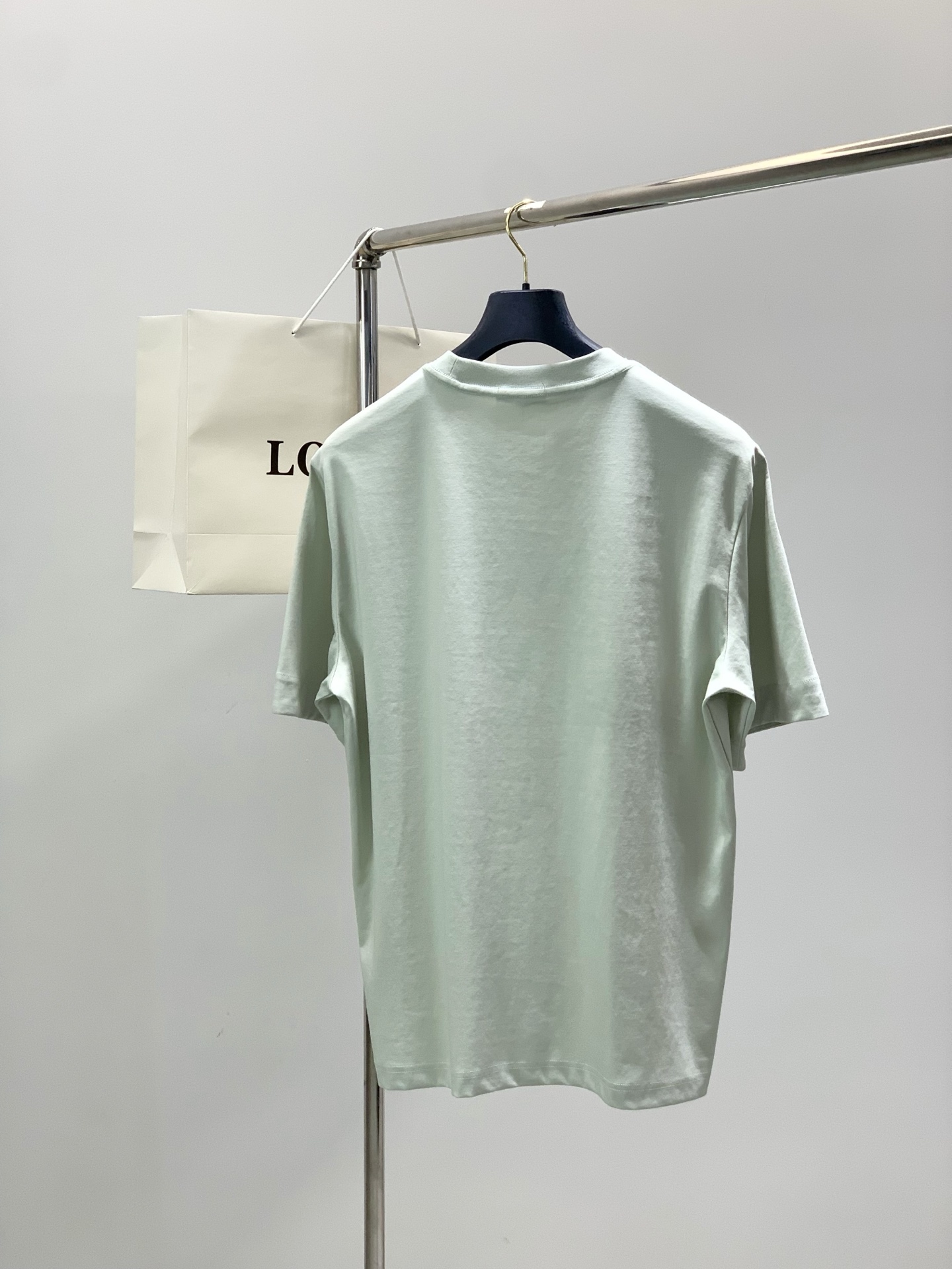 ，Loewe 罗意威，2026春夏最新款，专柜同步有售，原单狠货，时尚休闲圆领短袖T恤，上身很有特点！吸