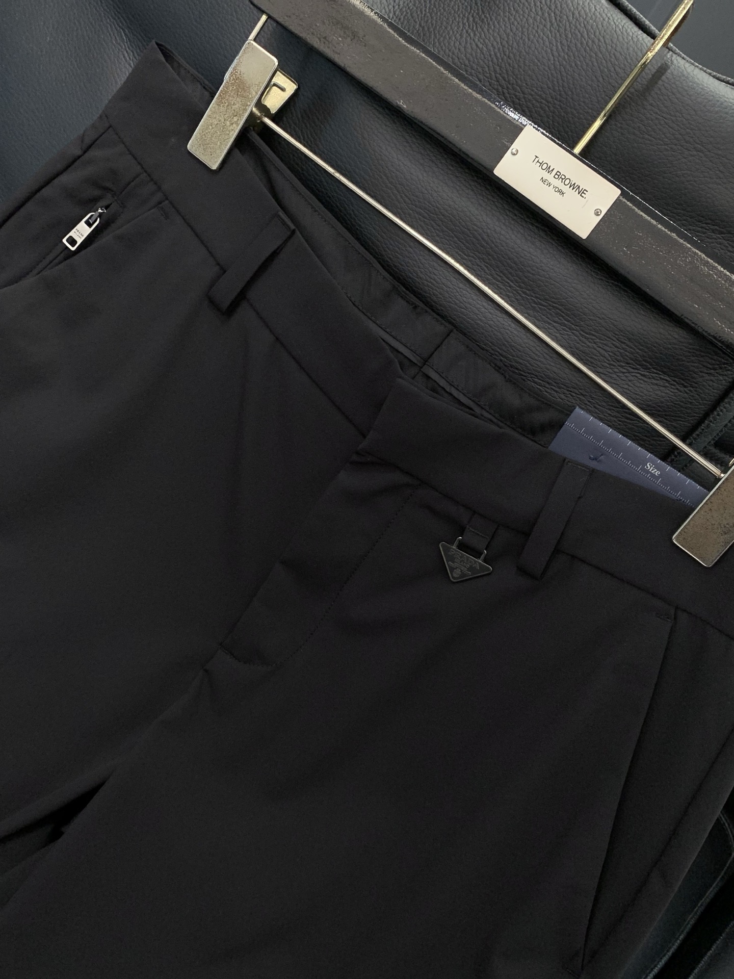 ，PRADA 普拉达，2026春季最新品，专柜同步有售，时尚休闲裤，进口原版面料，做工极为复杂，唯一可以