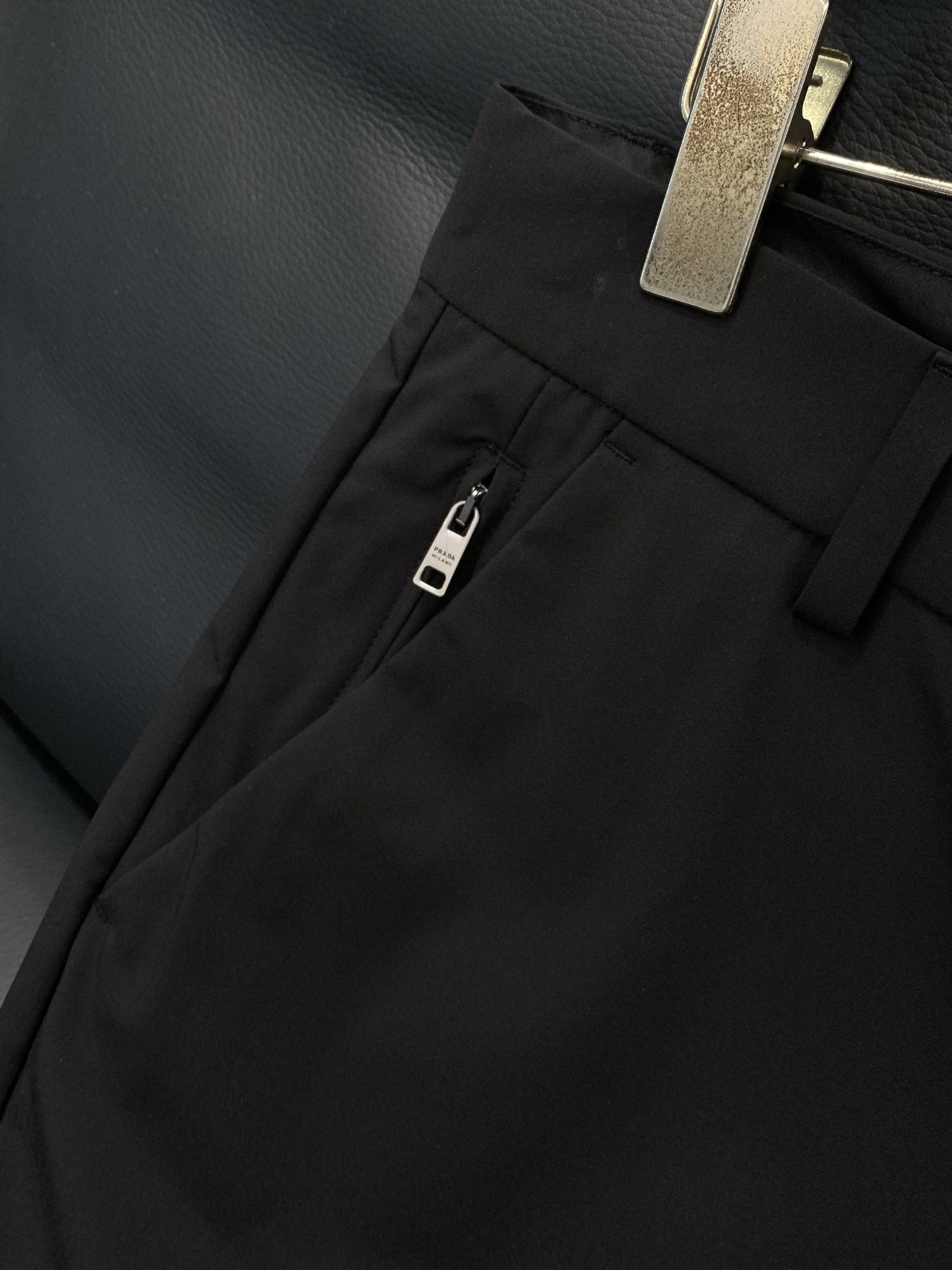 ，PRADA 普拉达，2026春季最新品，专柜同步有售，时尚休闲裤，进口原版面料，做工极为复杂，唯一可以