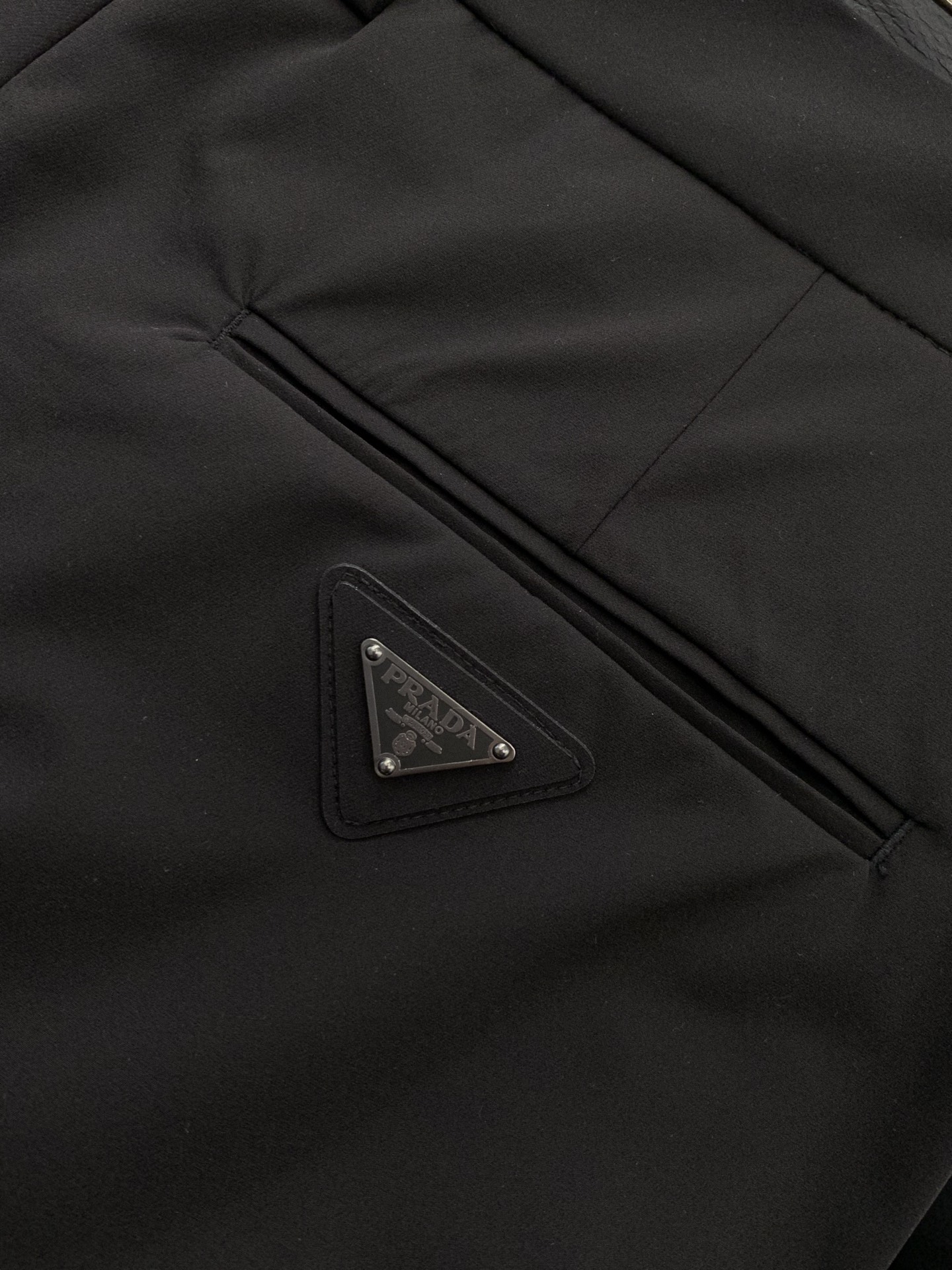 ，PRADA 普拉达，2026春季最新品，专柜同步有售，时尚休闲裤，进口原版面料，做工极为复杂，唯一可以