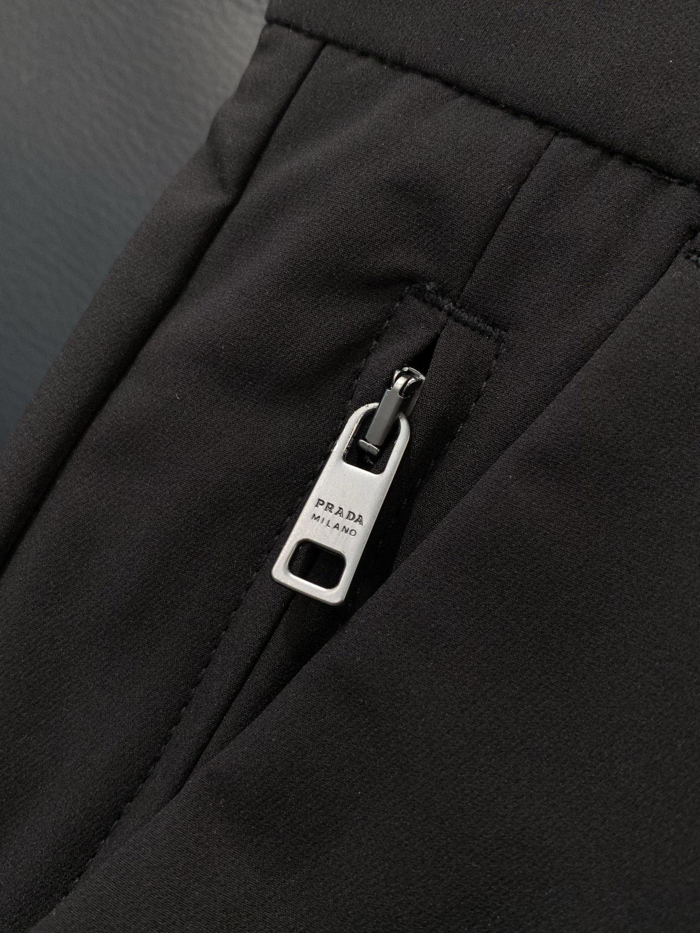 ，PRADA 普拉达，2026春季最新品，专柜同步有售，时尚休闲裤，进口原版面料，做工极为复杂，唯一可以