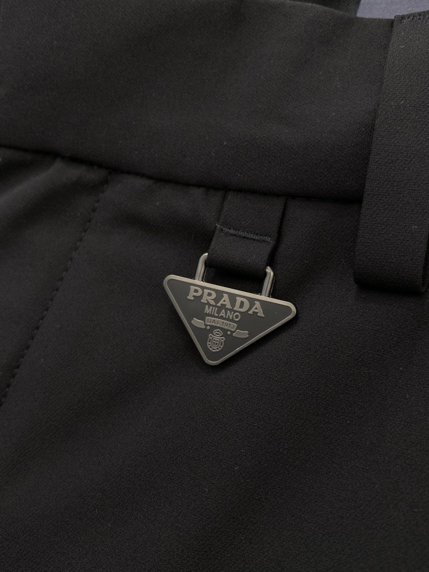 ，PRADA 普拉达，2026春季最新品，专柜同步有售，时尚休闲裤，进口原版面料，做工极为复杂，唯一可以