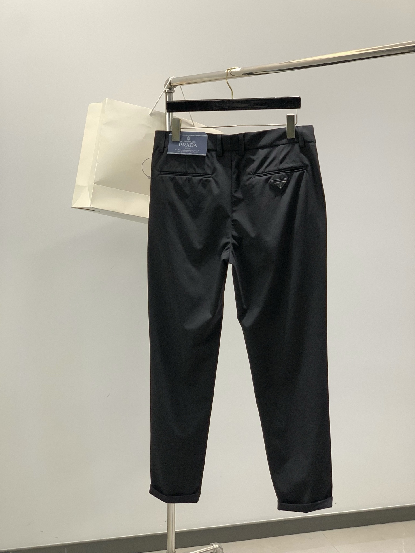 ，PRADA 普拉达，2026春季最新品，专柜同步有售，时尚休闲裤，进口原版面料，做工极为复杂，唯一可以