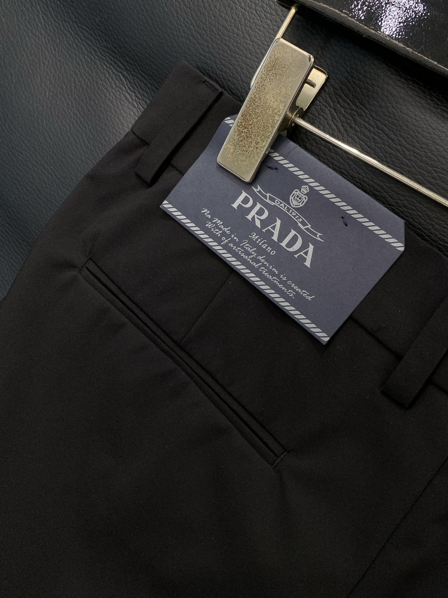 ，PRADA 普拉达，2026春季最新品，专柜同步有售，时尚休闲裤，进口原版面料，做工极为复杂，唯一可以