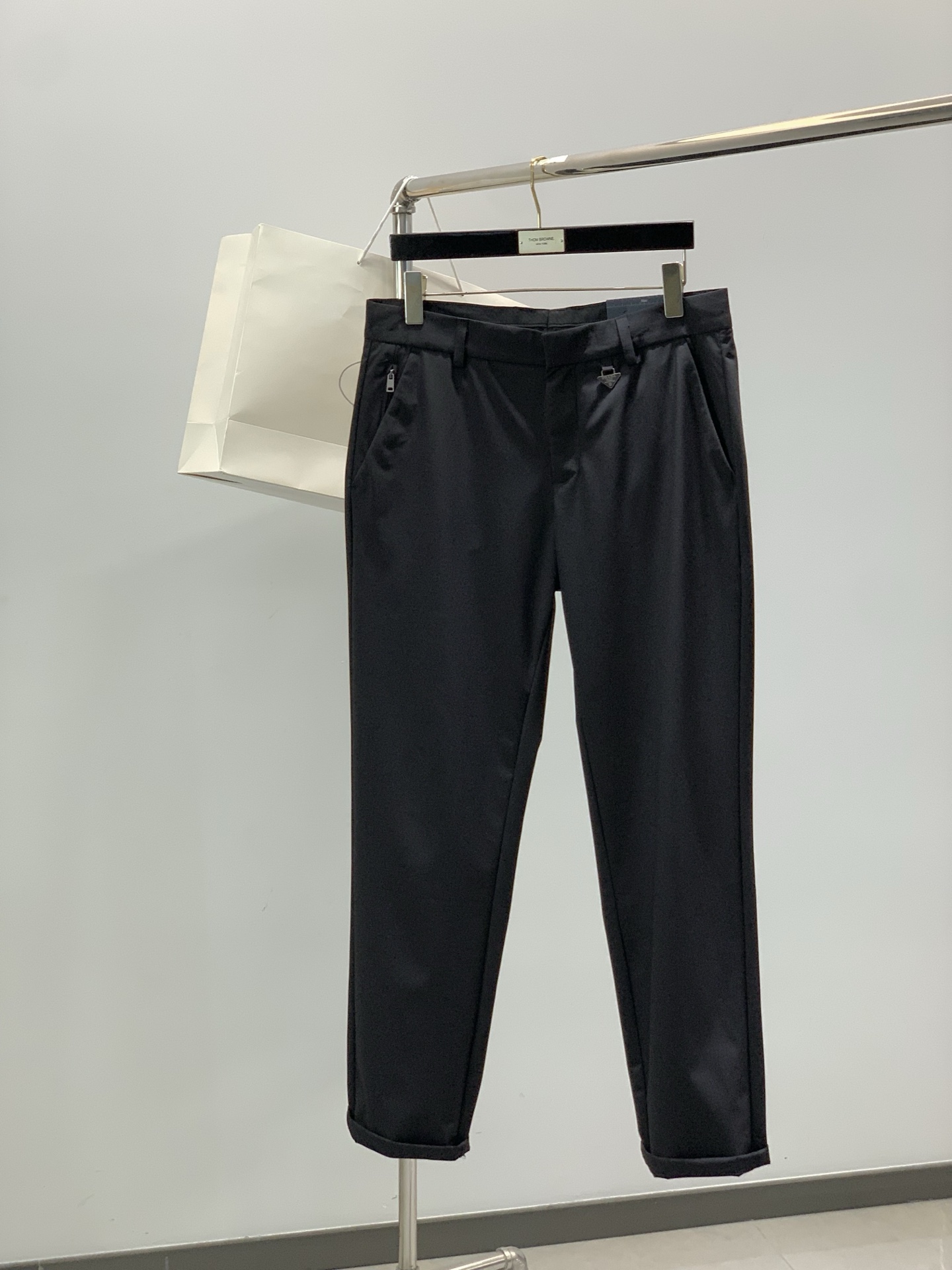 ，PRADA 普拉达，2026春季最新品，专柜同步有售，时尚休闲裤，进口原版面料，做工极为复杂，唯一可以