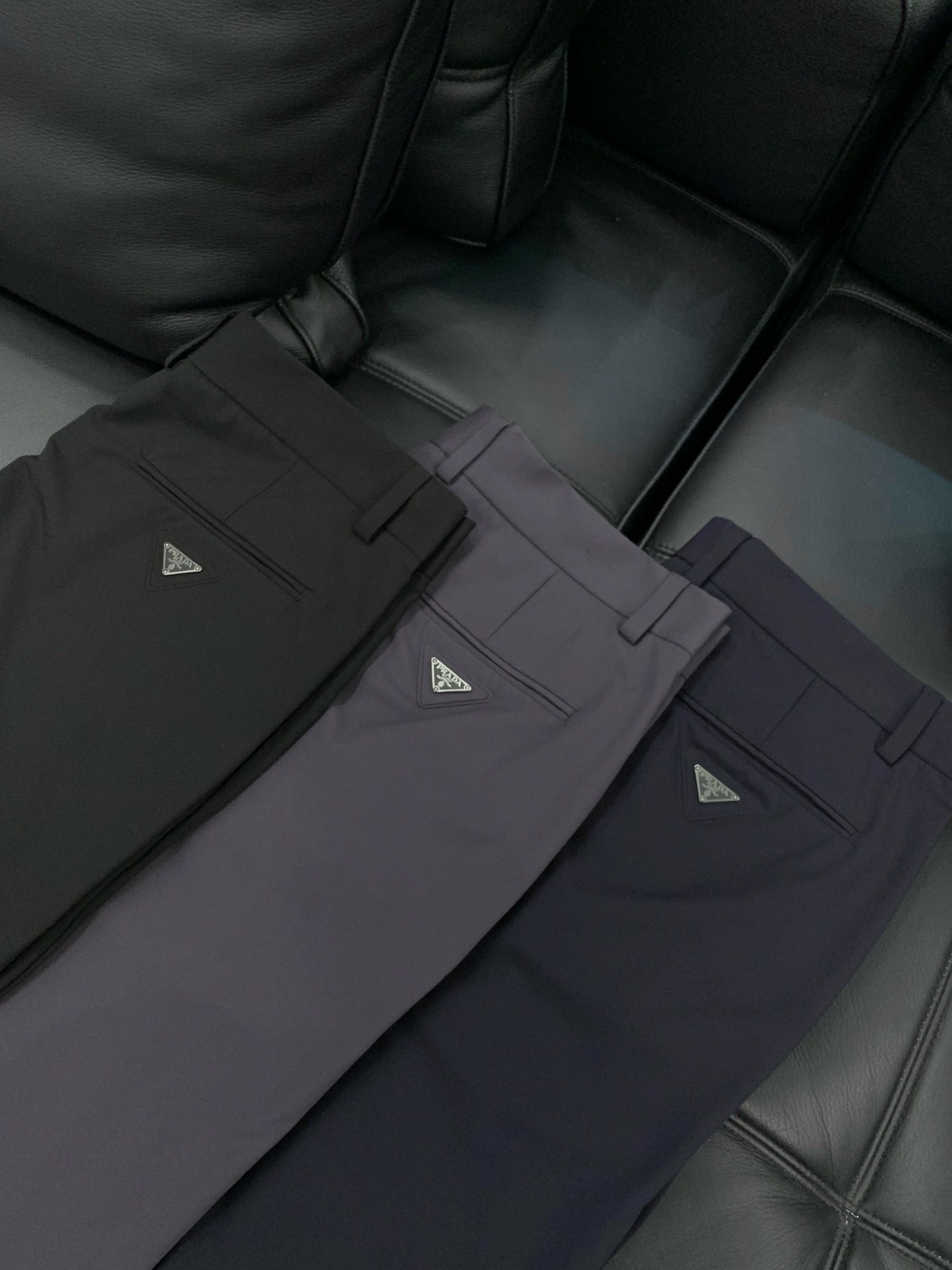 ，PRADA 普拉达，2026春季最新品，专柜同步有售，时尚休闲裤，进口原版面料，做工极为复杂，唯一可以