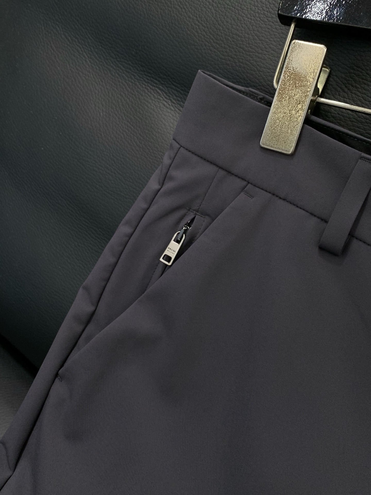 ，PRADA 普拉达，2026春季最新品，专柜同步有售，时尚休闲裤，进口原版面料，做工极为复杂，唯一可以