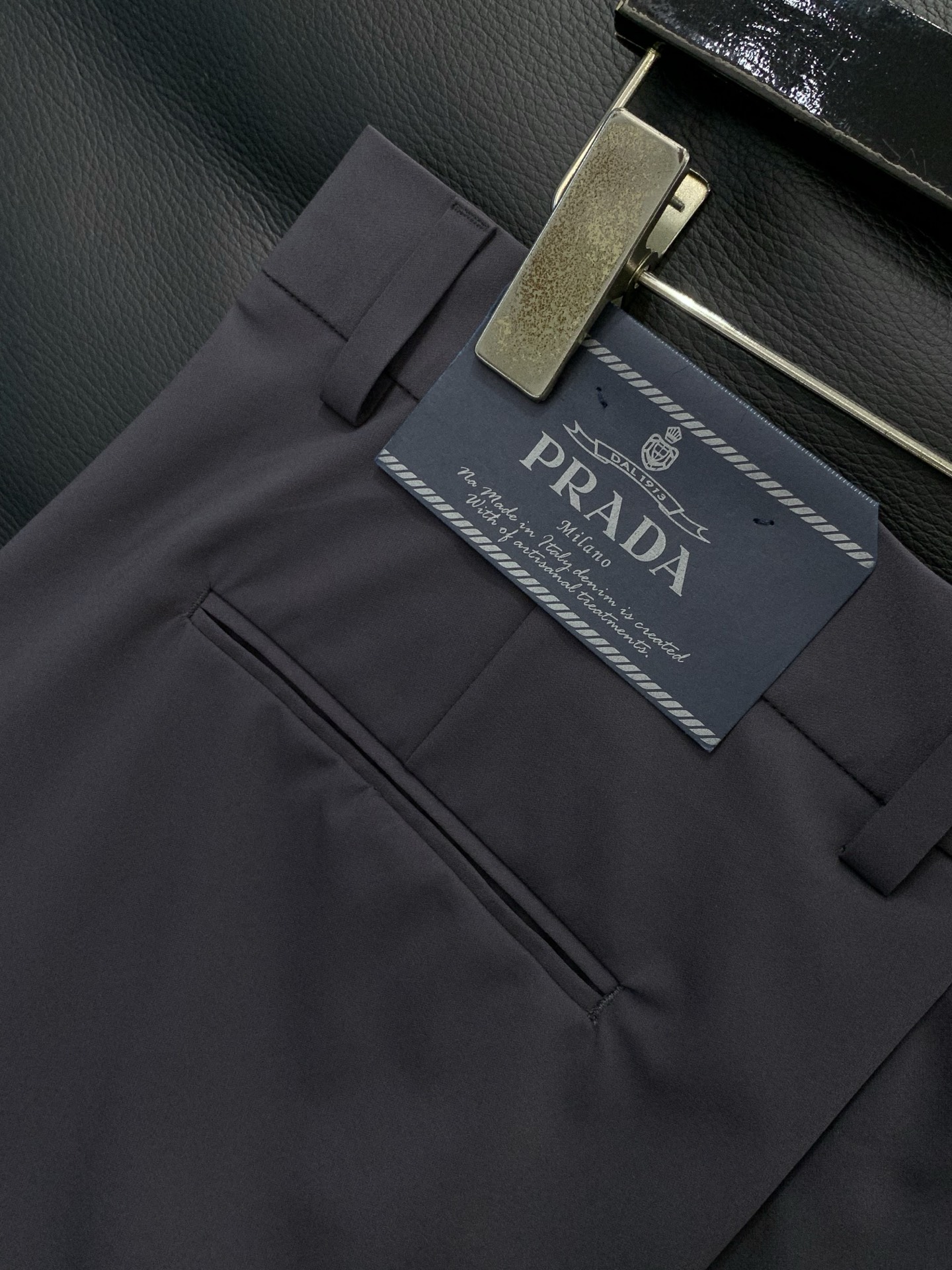 ，PRADA 普拉达，2026春季最新品，专柜同步有售，时尚休闲裤，进口原版面料，做工极为复杂，唯一可以