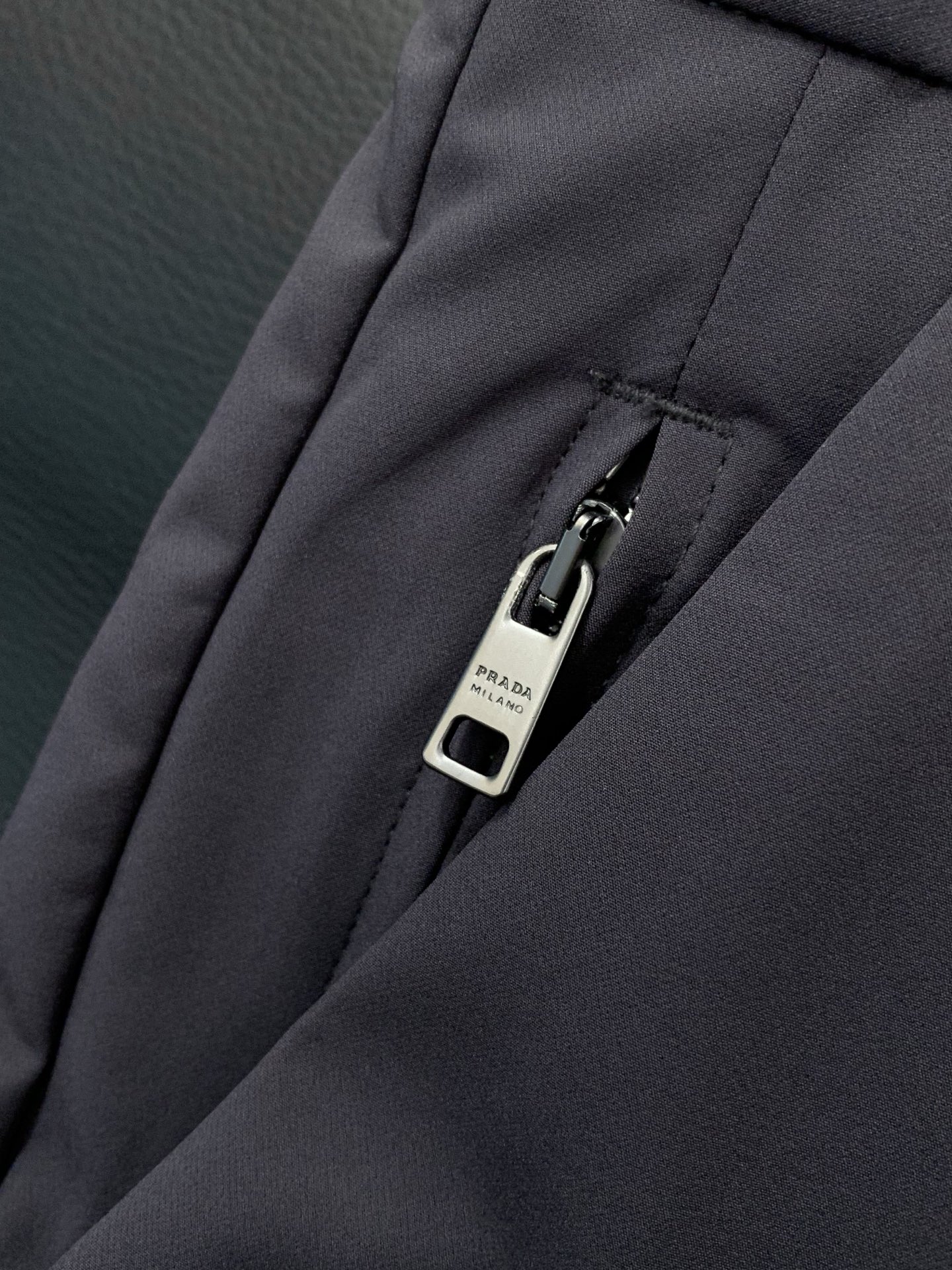 ，PRADA 普拉达，2026春季最新品，专柜同步有售，时尚休闲裤，进口原版面料，做工极为复杂，唯一可以