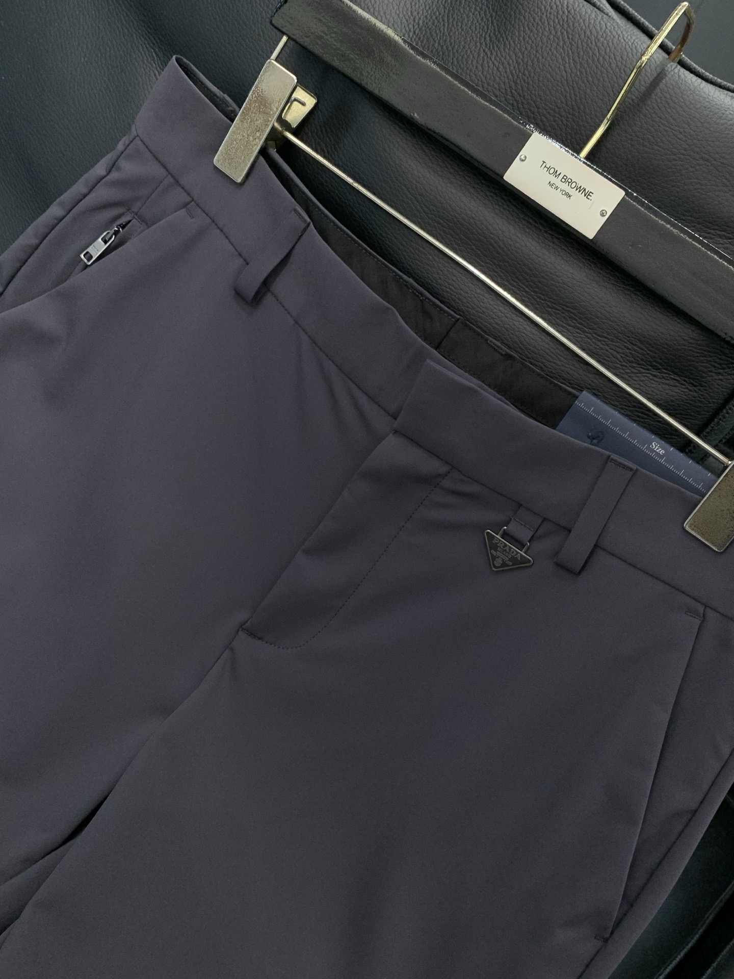 ，PRADA 普拉达，2026春季最新品，专柜同步有售，时尚休闲裤，进口原版面料，做工极为复杂，唯一可以