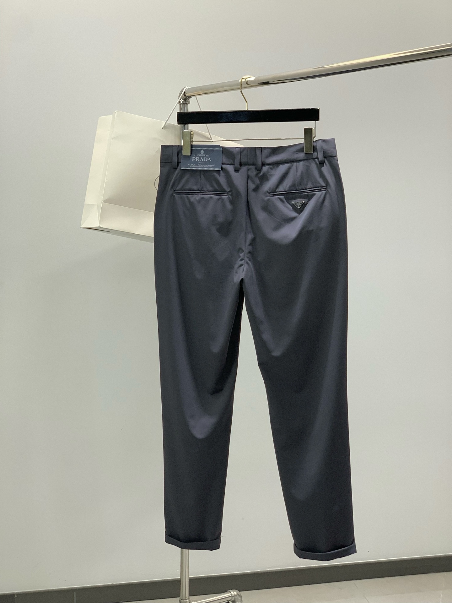 ，PRADA 普拉达，2026春季最新品，专柜同步有售，时尚休闲裤，进口原版面料，做工极为复杂，唯一可以