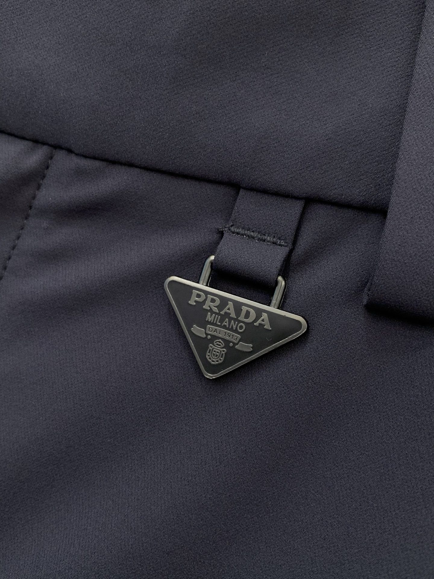 ，PRADA 普拉达，2026春季最新品，专柜同步有售，时尚休闲裤，进口原版面料，做工极为复杂，唯一可以