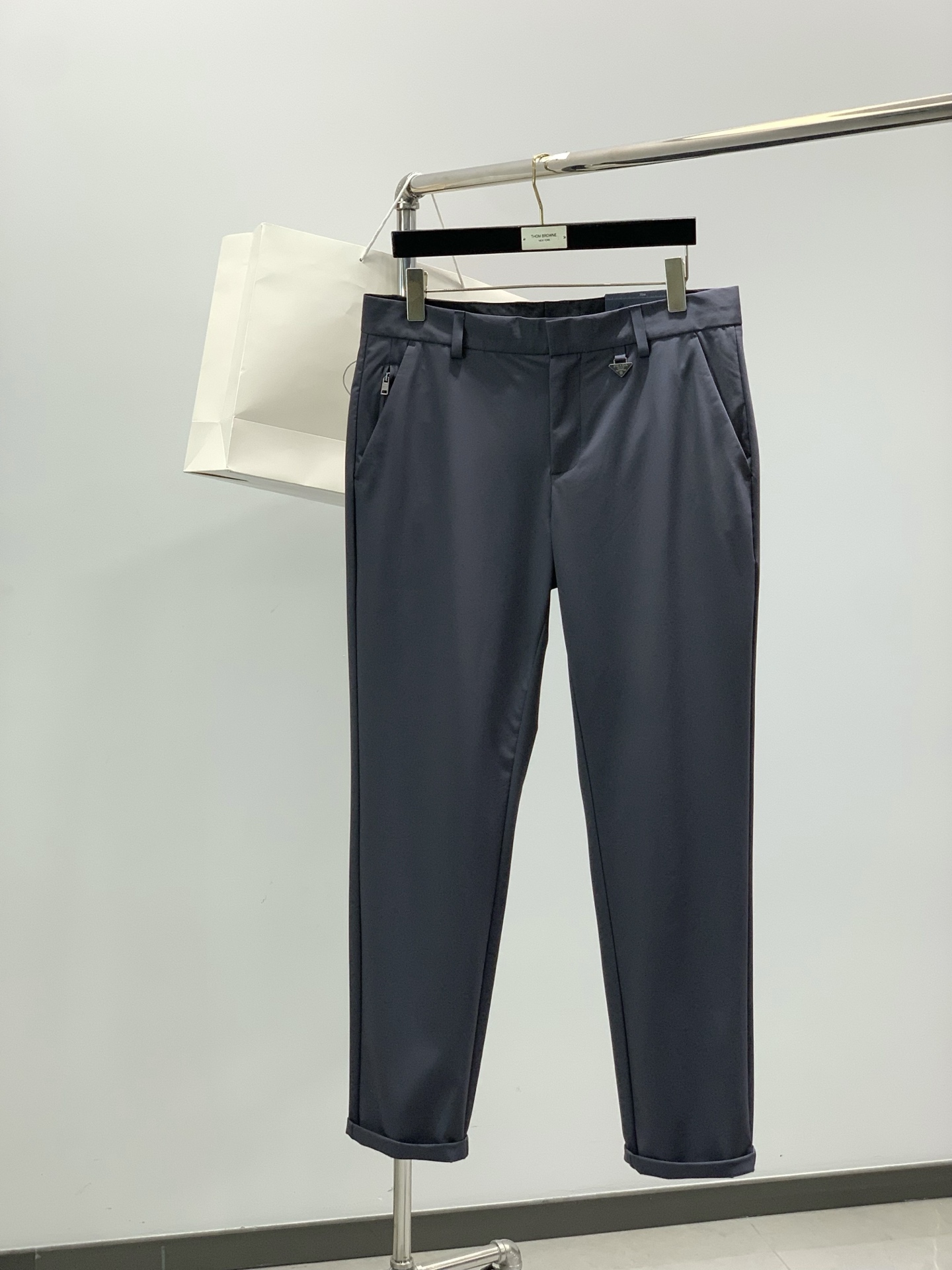 ，PRADA 普拉达，2026春季最新品，专柜同步有售，时尚休闲裤，进口原版面料，做工极为复杂，唯一可以