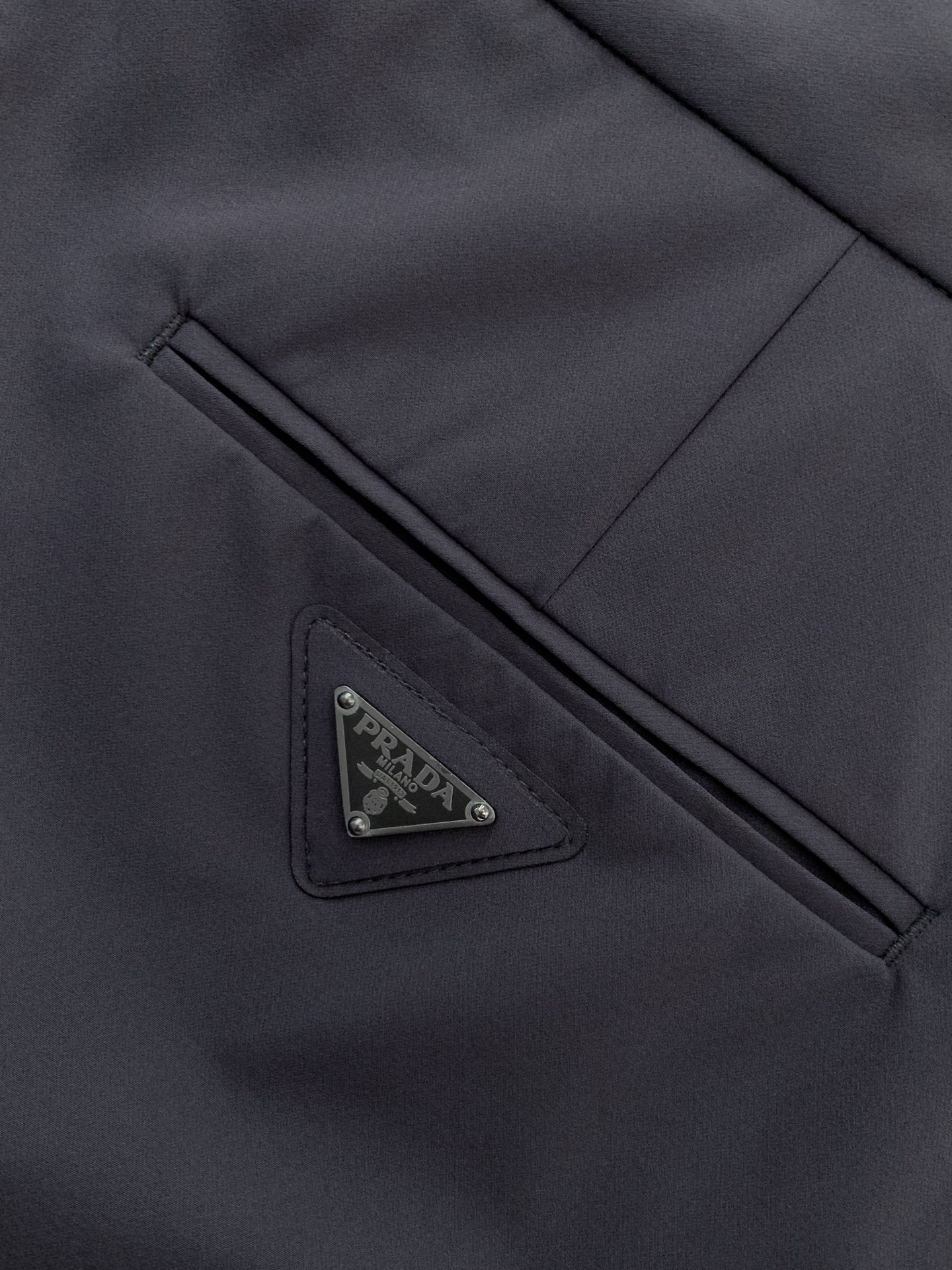 ，PRADA 普拉达，2026春季最新品，专柜同步有售，时尚休闲裤，进口原版面料，做工极为复杂，唯一可以