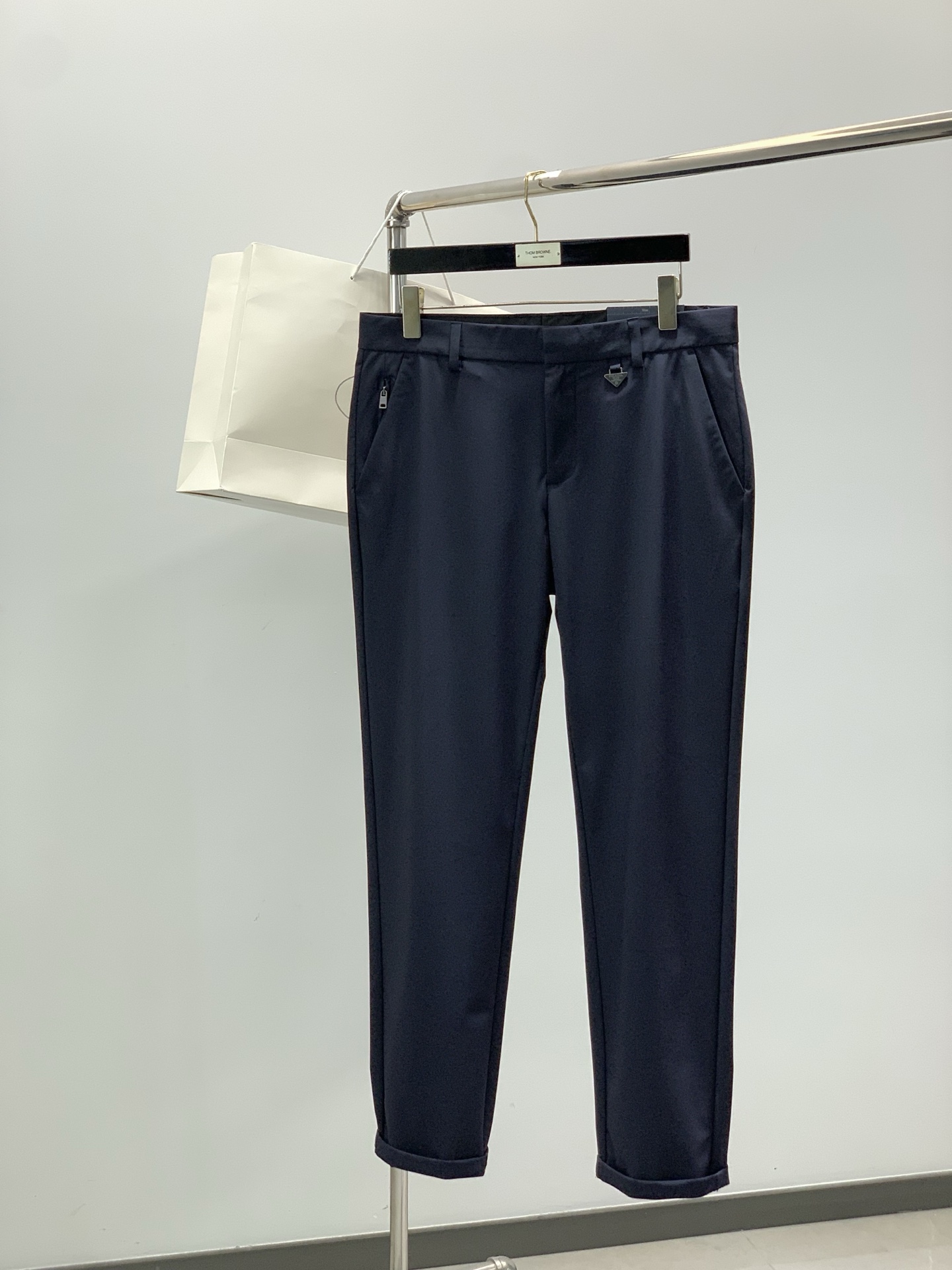 ，PRADA 普拉达，2026春季最新品，专柜同步有售，时尚休闲裤，进口原版面料，做工极为复杂，唯一可以