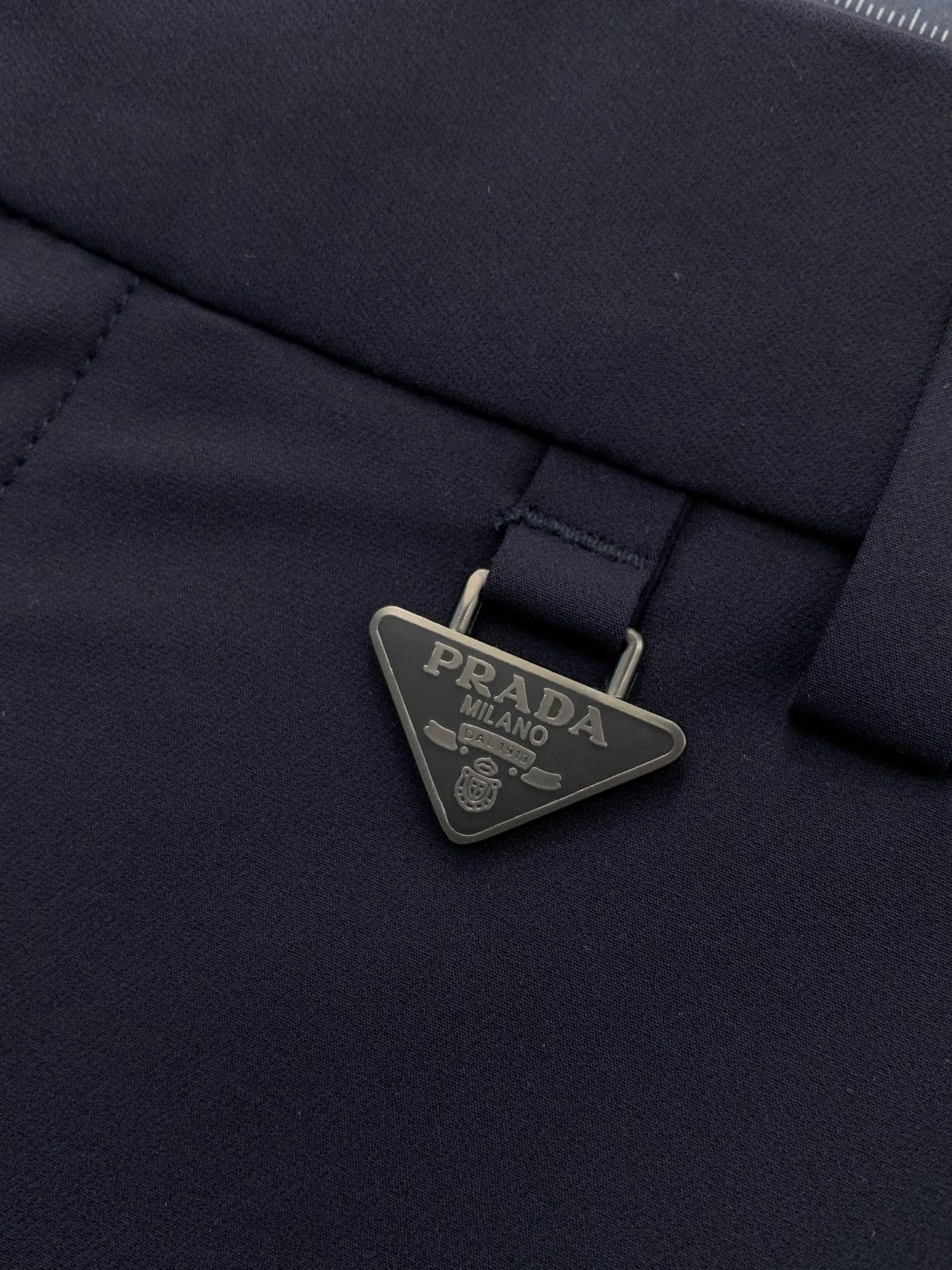 ，PRADA 普拉达，2026春季最新品，专柜同步有售，时尚休闲裤，进口原版面料，做工极为复杂，唯一可以