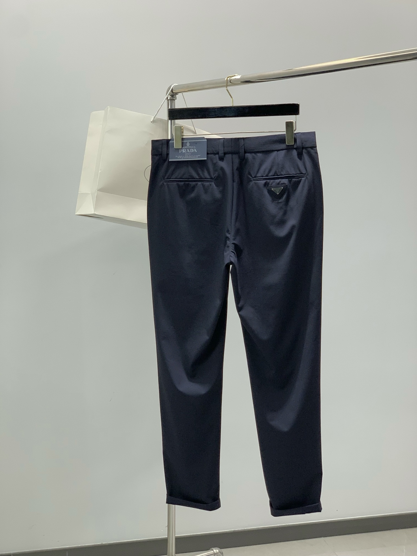 ，PRADA 普拉达，2026春季最新品，专柜同步有售，时尚休闲裤，进口原版面料，做工极为复杂，唯一可以