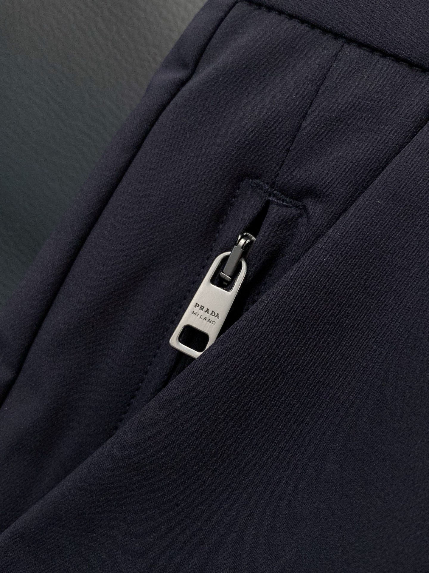 ，PRADA 普拉达，2026春季最新品，专柜同步有售，时尚休闲裤，进口原版面料，做工极为复杂，唯一可以