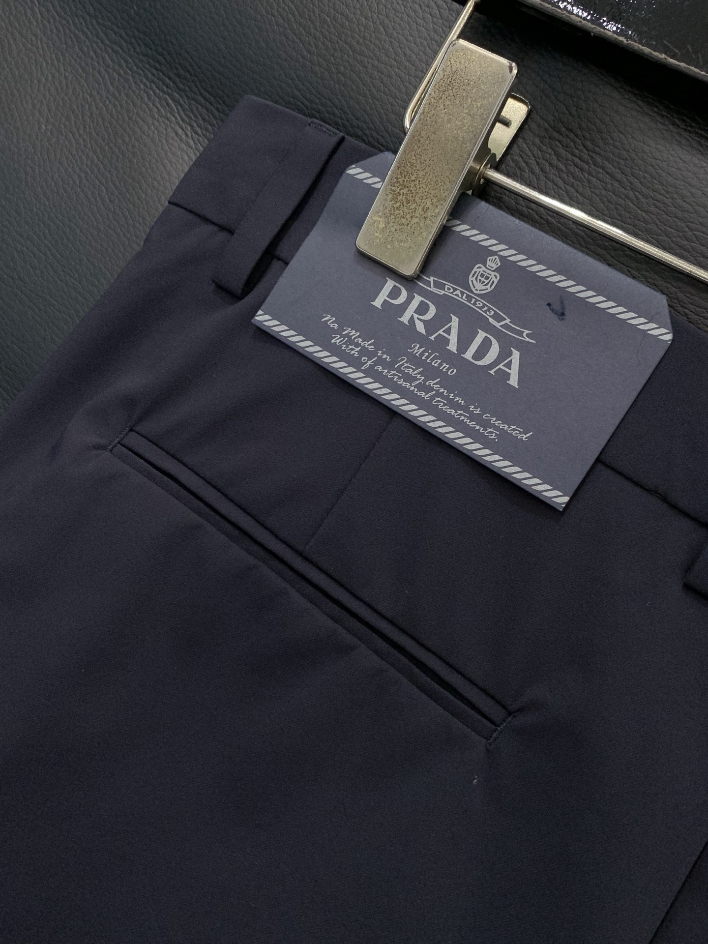 ，PRADA 普拉达，2026春季最新品，专柜同步有售，时尚休闲裤，进口原版面料，做工极为复杂，唯一可以