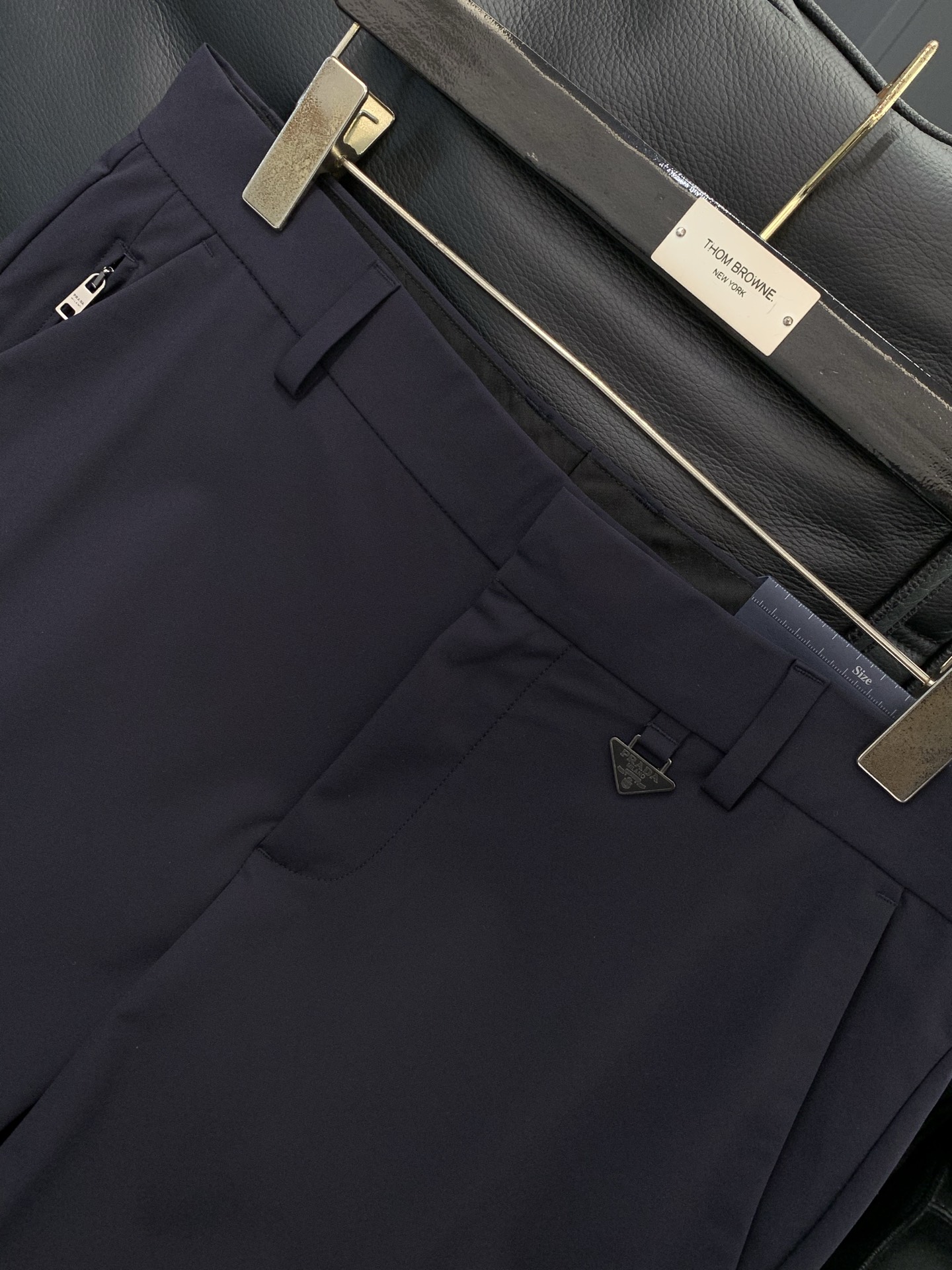 ，PRADA 普拉达，2026春季最新品，专柜同步有售，时尚休闲裤，进口原版面料，做工极为复杂，唯一可以