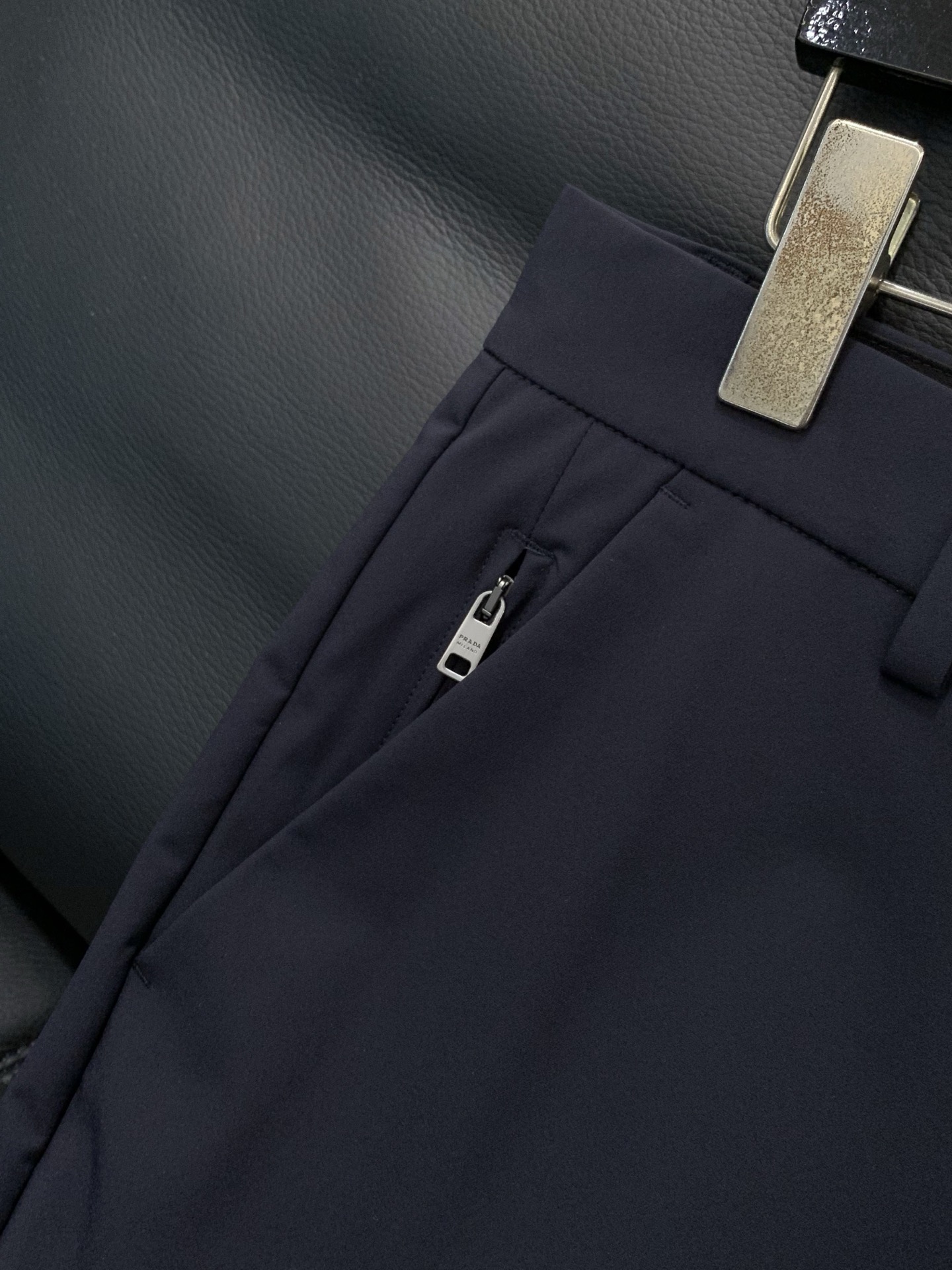 ，PRADA 普拉达，2026春季最新品，专柜同步有售，时尚休闲裤，进口原版面料，做工极为复杂，唯一可以