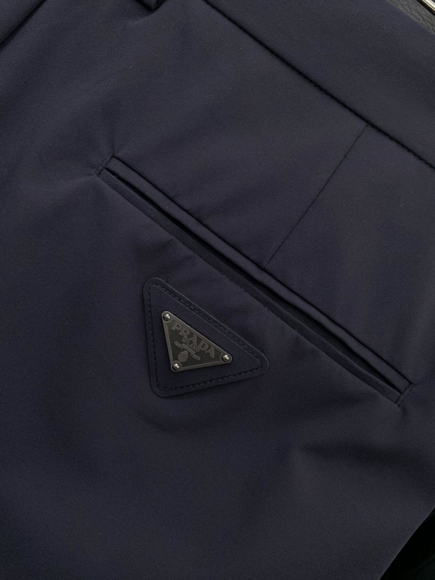 ，PRADA 普拉达，2026春季最新品，专柜同步有售，时尚休闲裤，进口原版面料，做工极为复杂，唯一可以