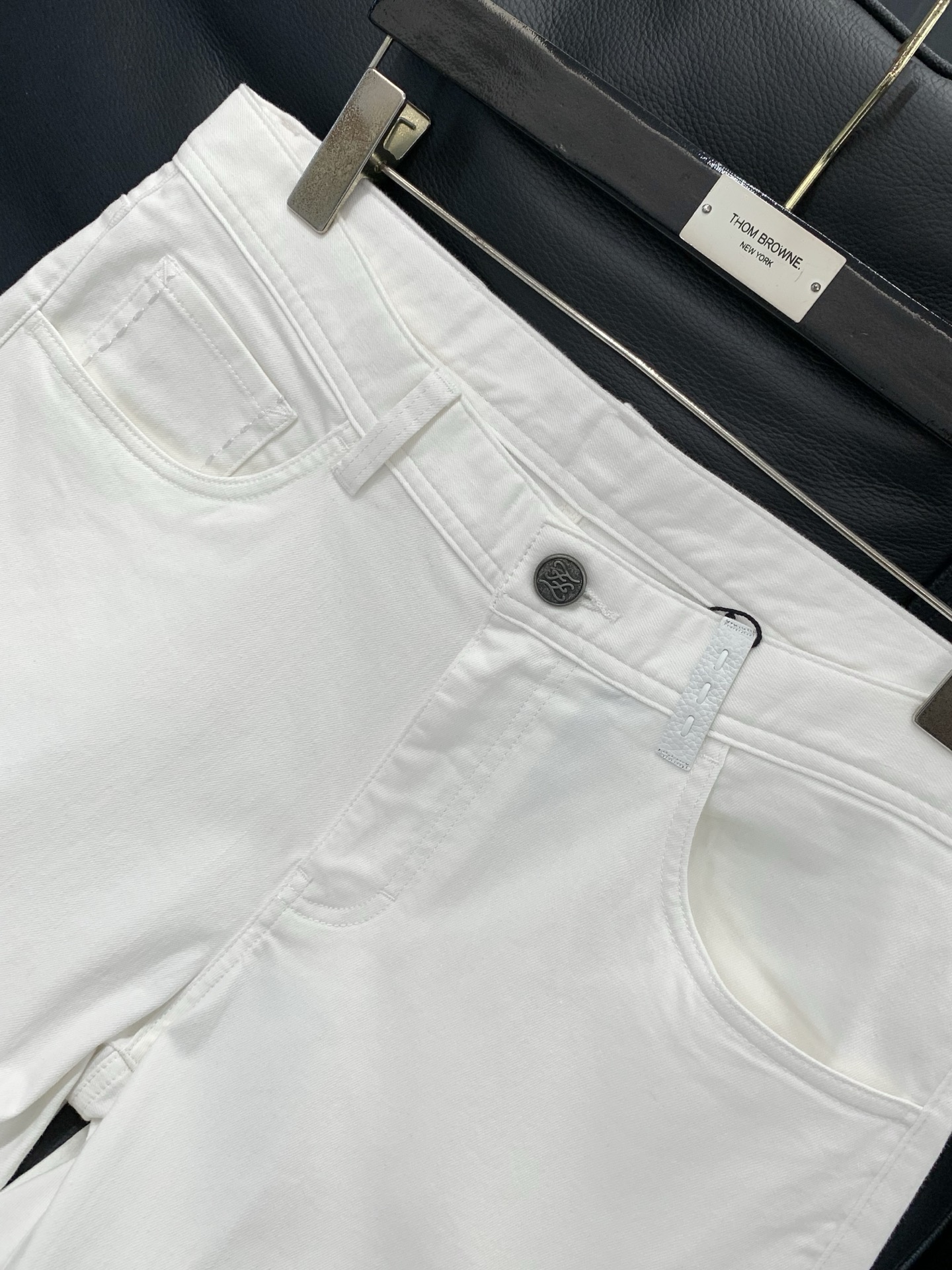 ，Fendi 芬迪，2026春季最新品，专柜同步有售，原单狠货，时尚休闲牛仔裤，进口原版水洗弹力面料，舒