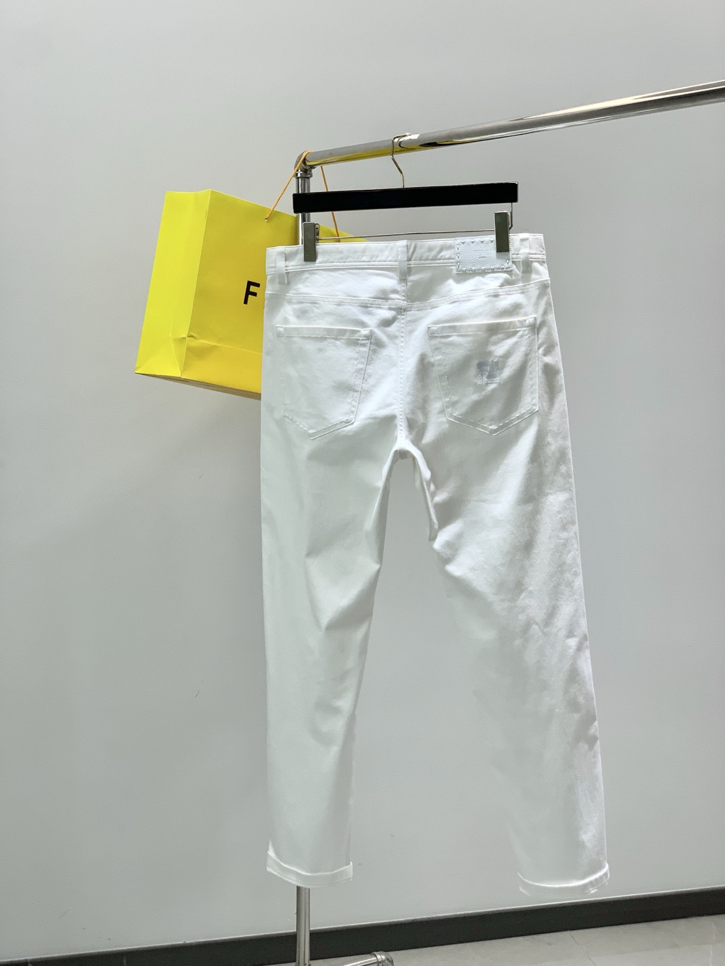 ，Fendi 芬迪，2026春季最新品，专柜同步有售，原单狠货，时尚休闲牛仔裤，进口原版水洗弹力面料，舒