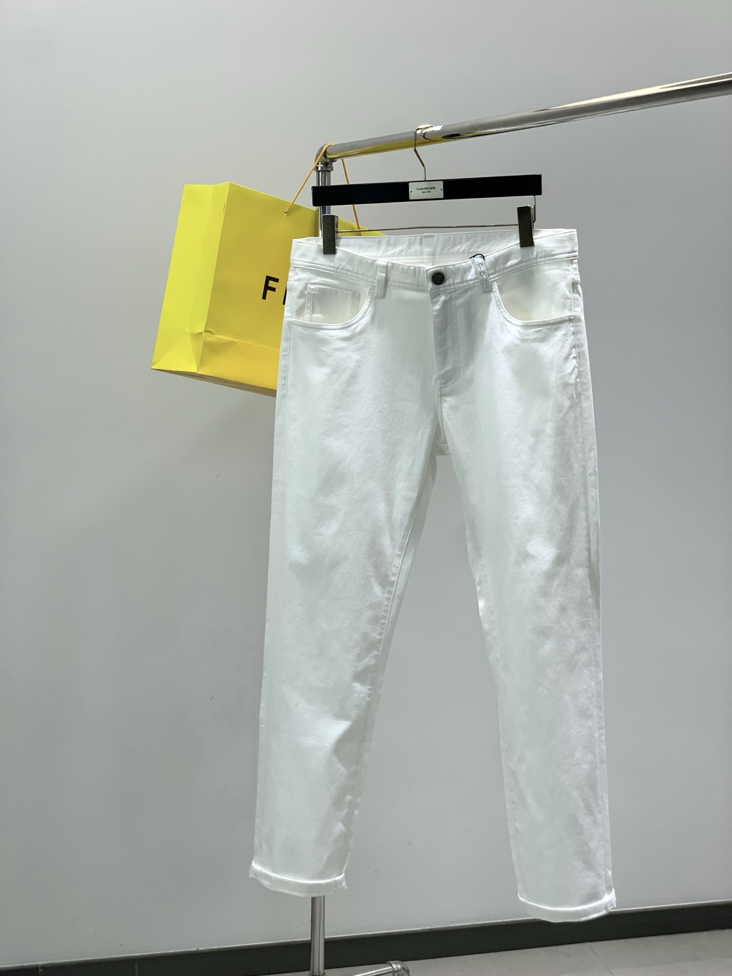 ，Fendi 芬迪，2026春季最新品，专柜同步有售，原单狠货，时尚休闲牛仔裤，进口原版水洗弹力面料，舒